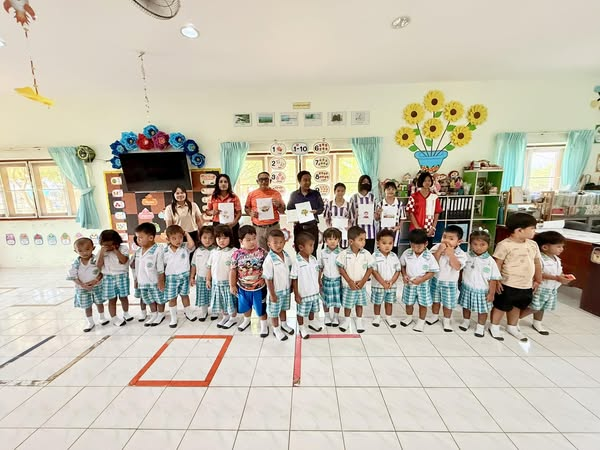 อาจารย์ประเสริฐ กลอนครบุรี ครูชำนาญการพิเศษ และนักเรียนโรงเรียนบ้านใหญ่พิทยาคม ที่ได้นำสีชอล์คและกระดาษวาดรูป มามอบให้คุณครูและเด็กนักเรียนศูนย์พัฒนาเด็กเล็กเทศบาลตำบลไทรโยง-ไชยวาล