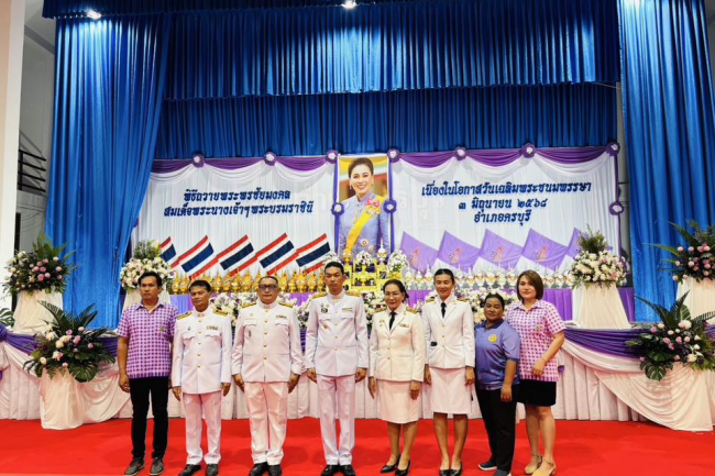 นางสาวสุดใจ ศรีระกิ่ง ปลัดเทศบาล ปฎิบัติหน้าที่นายกเทศมนตรีตำบลไทรโยง -ไชยวาล พร้อมด้วยจ่าเอกสมโภชน์ อินทรงรัมย์ รองปลัดเทศบาล และพนักงานเจ้าหน้าที่เทศบาลฯ ร่วมพิธีถวายเครื่องราชสักการะและวางพานพุ่ม และพิธีจุดเทียนถวายพระพรชัยมงคล ในกิจกรรมเฉลิมพระเกียรติสมเด็จพระนางเจ้าฯ พระบรมราชินี เนื่องในโอกาสวันเฉลิมพระชนมพรรษา “ 3 มิถุนายน 2568 ” ณ ศาลาประชาคมอำเภอครบุรี
