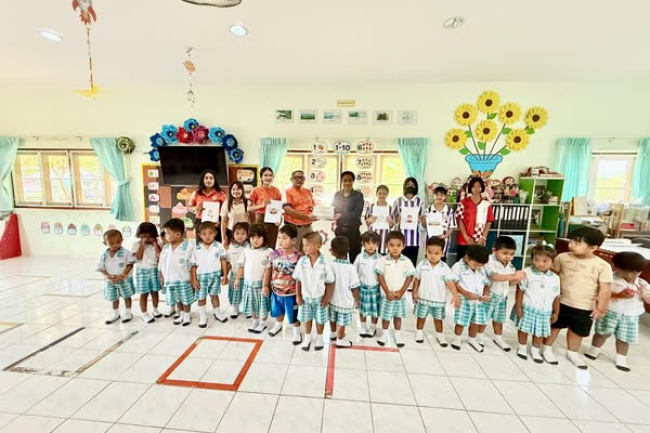 อาจารย์ประเสริฐ กลอนครบุรี ครูชำนาญการพิเศษ และนักเรียนโรงเรียนบ้านใหญ่พิทยาคม ที่ได้นำสีชอล์คและกระดาษวาดรูป มามอบให้คุณครูและเด็กนักเรียนศูนย์พัฒนาเด็กเล็กเทศบาลตำบลไทรโยง-ไชยวาล