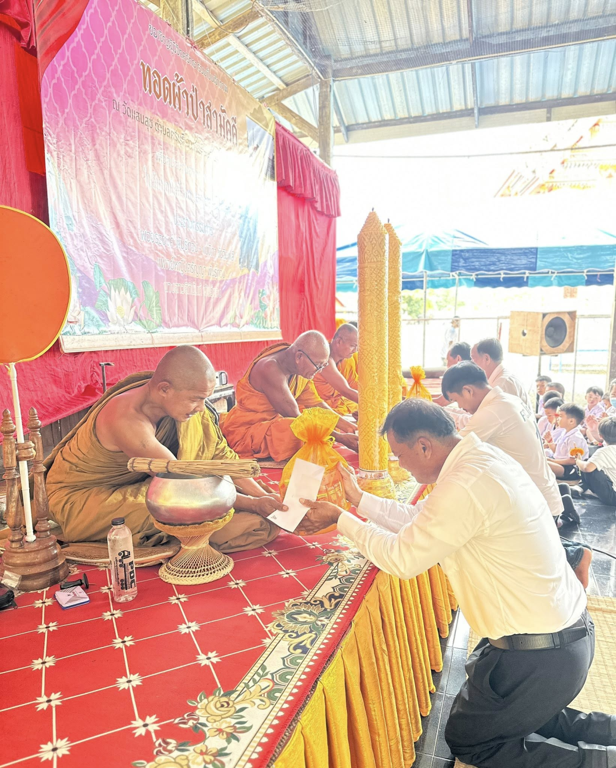 เทศบาลตำบลไทรโยง-ไชยวาล นำโดยนายไพฑูรย์ หัสครบุรี รองนายกเทศมนตรี พร้อมด้วยคณะผู้บริหาร สมาชิกสภาเทศบาล ปลัดเทศบาล รองปลัดเทศบาล ผู้อำนวยการกองคลัง เจ้าหน้าที่พนักงานเทศบาล คณะครูและนักเรียนศูนย์พัฒนาเด็กเล็กเทศบาลตำบลไทรโยง-ไชยวาล คณะครูและนักเรียนโรงเรียนบ้านไชยวาล คณะครูและนักเรียนโรงเรียนบ้านดอนแสนสุข คณะกรรมการชุมชนและพี่น้องประชาชน ที่เข้าร่วมโครงการจัดงานประเพณีแห่เทียนพรรษา ประจำปี 2568