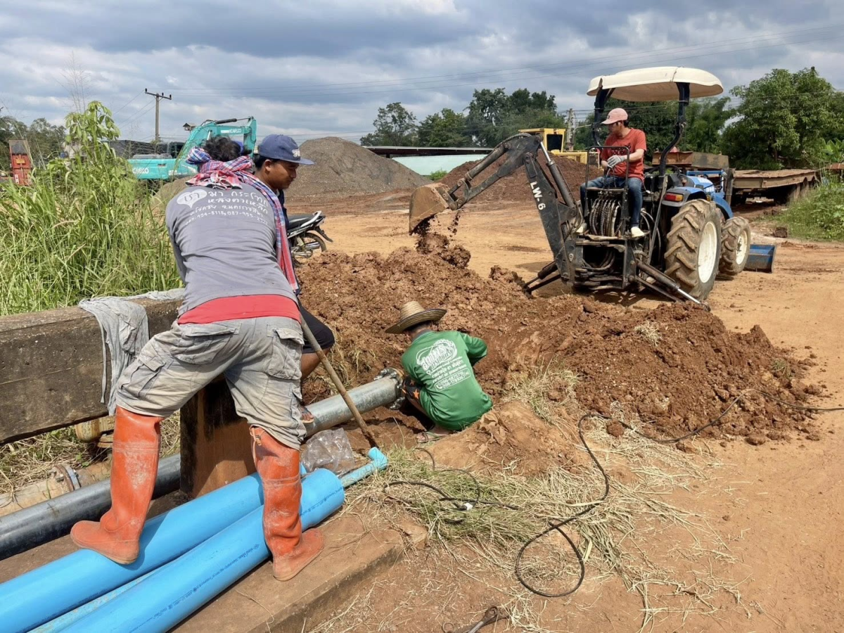 จ้าหน้าที่กองการประปา ได้ดำเนินการซ่อมท่อจ่ายน้ำประปาบริเวณหัวสะพานบ้านดอนใหม่ที่ชำรุด (แตก-รั่ว) อย่างเร่งด่วน