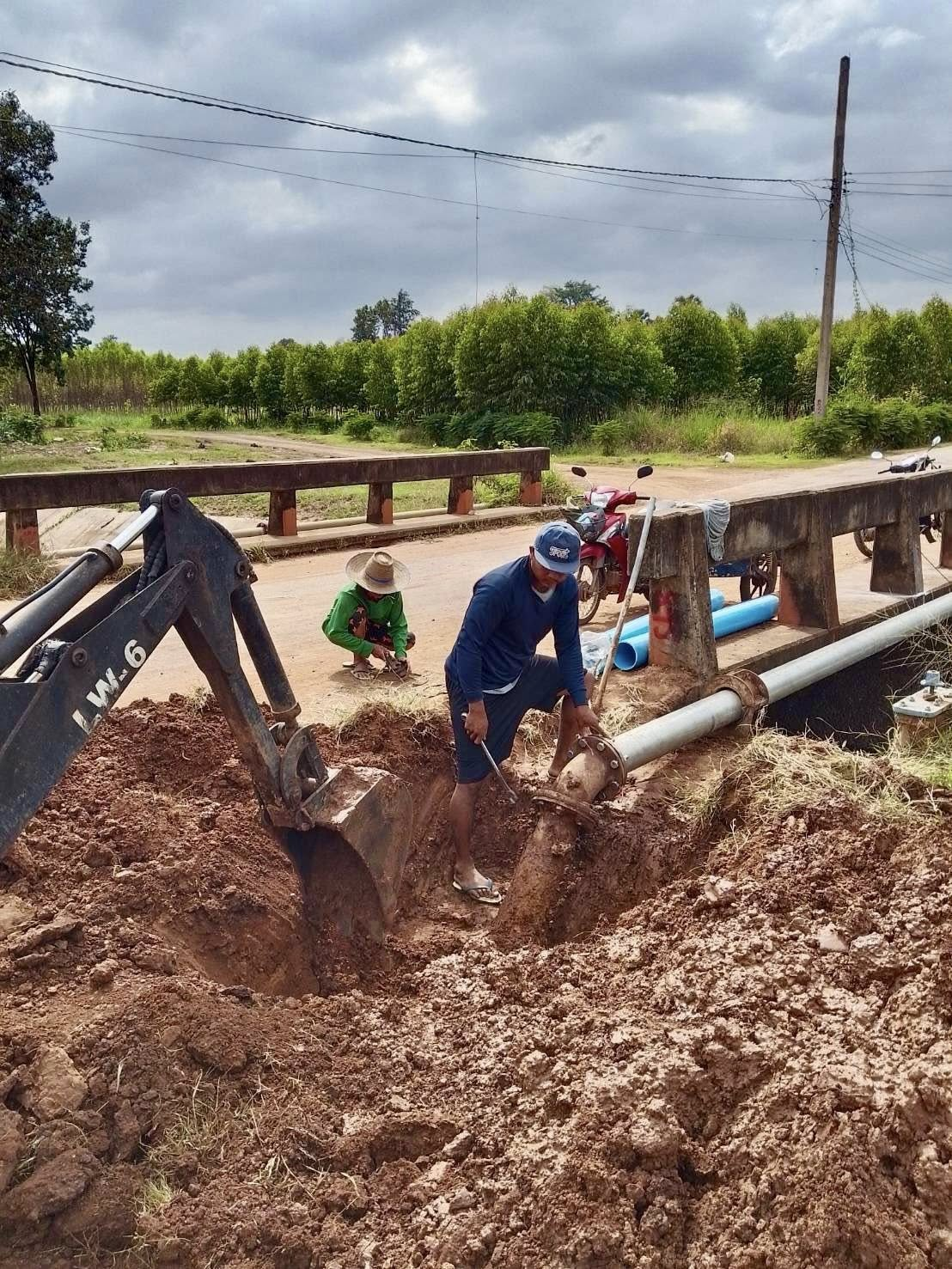 จ้าหน้าที่กองการประปา ได้ดำเนินการซ่อมท่อจ่ายน้ำประปาบริเวณหัวสะพานบ้านดอนใหม่ที่ชำรุด (แตก-รั่ว) อย่างเร่งด่วน