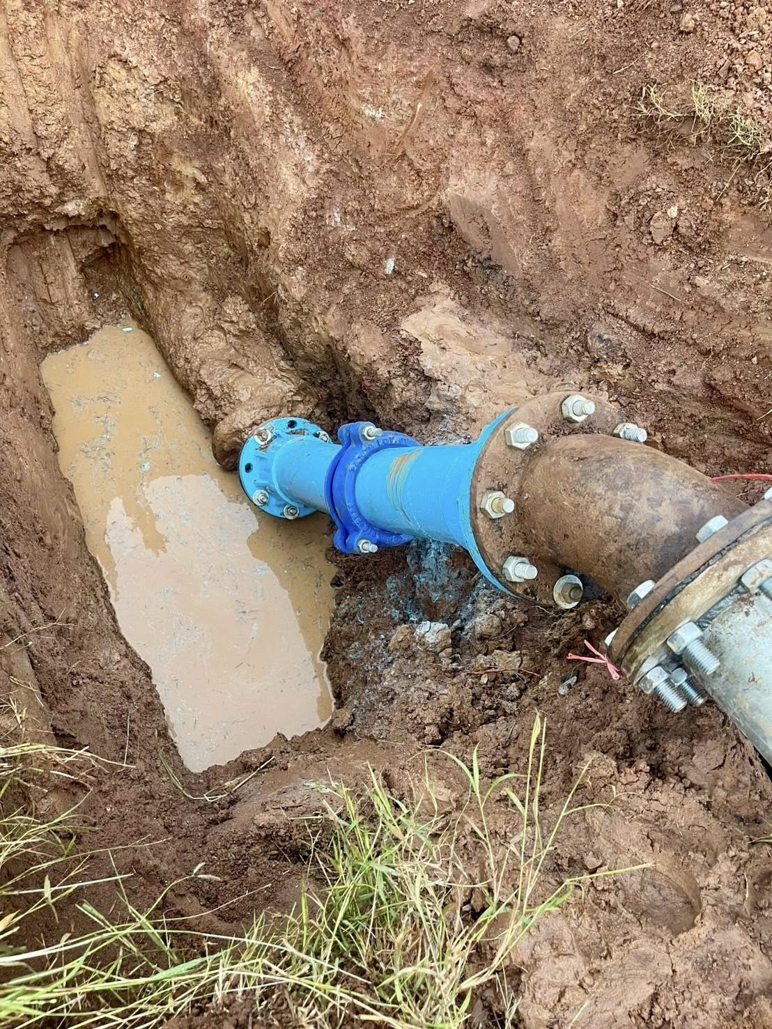 จ้าหน้าที่กองการประปา ได้ดำเนินการซ่อมท่อจ่ายน้ำประปาบริเวณหัวสะพานบ้านดอนใหม่ที่ชำรุด (แตก-รั่ว) อย่างเร่งด่วน