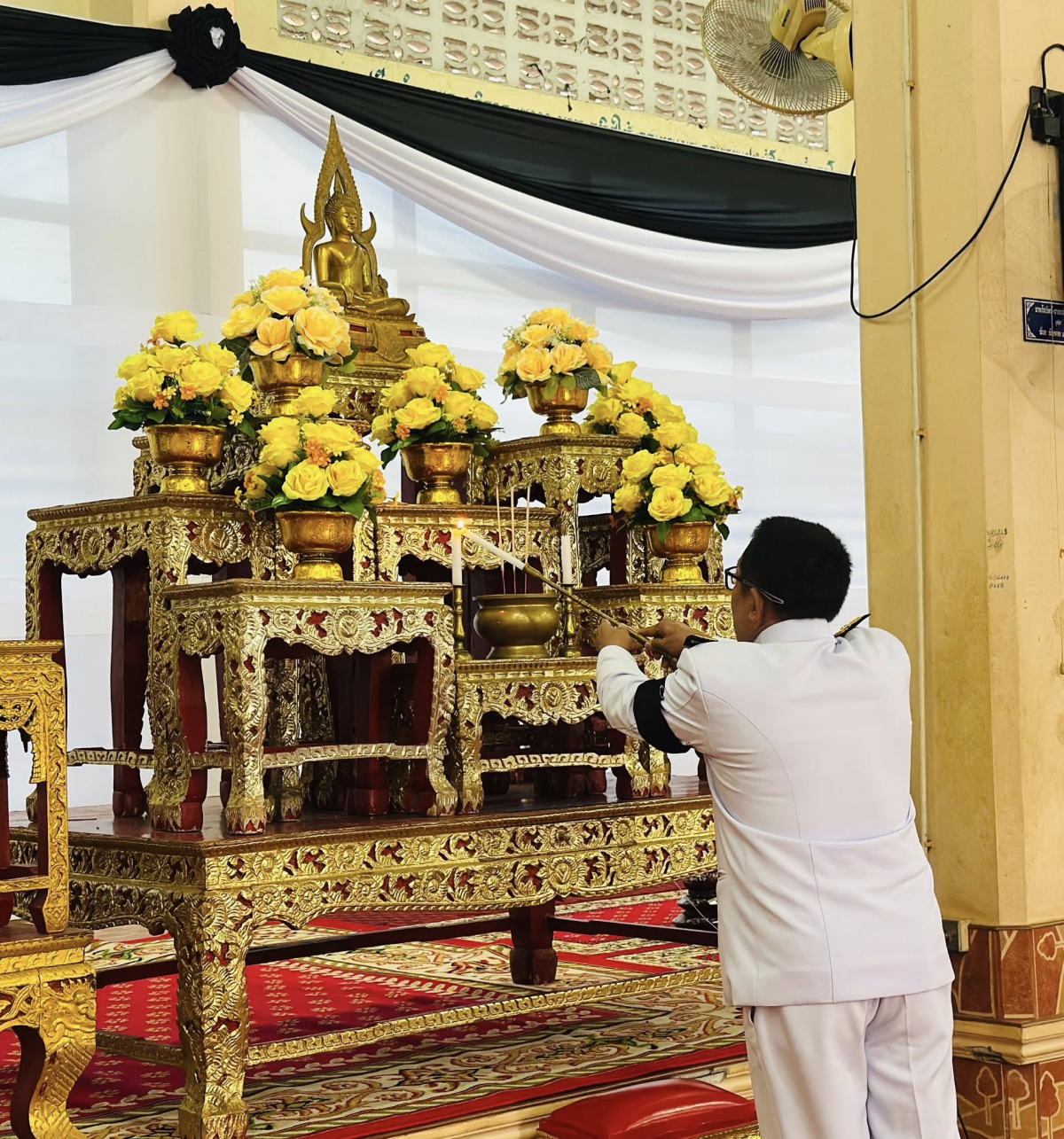 วันที่ 12 พฤศจิกายน 2568 เวลา 17.00 น. นายสุรัน จันทร์สง่า นายกเทศมนตรีตำบลไทรโยง-ไชยวาล พร้อมด้วยคณะผู้บริหาร สมาชิกสภาเทศบาล ข้าราชการ พนักงานเจ้าหน้าที่เทศบาลฯ และพสกนิกรชาวอำเภอครบุรี เข้าร่วมพิธีบำเพ็ญกุศลสวดพระอภิธรรม เพื่อถวายพระราชกุศลแด่สมเด็จพระนางเจ้าสิริกิติ์ พระบรมราชินีนาถ พระบรมราชชนนีพันปีหลวง