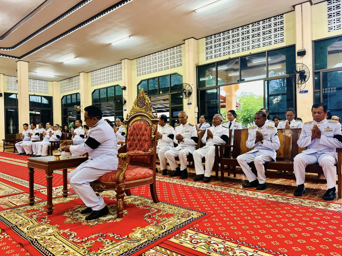 วันที่ 12 พฤศจิกายน 2568 เวลา 17.00 น. นายสุรัน จันทร์สง่า นายกเทศมนตรีตำบลไทรโยง-ไชยวาล พร้อมด้วยคณะผู้บริหาร สมาชิกสภาเทศบาล ข้าราชการ พนักงานเจ้าหน้าที่เทศบาลฯ และพสกนิกรชาวอำเภอครบุรี เข้าร่วมพิธีบำเพ็ญกุศลสวดพระอภิธรรม เพื่อถวายพระราชกุศลแด่สมเด็จพระนางเจ้าสิริกิติ์ พระบรมราชินีนาถ พระบรมราชชนนีพันปีหลวง