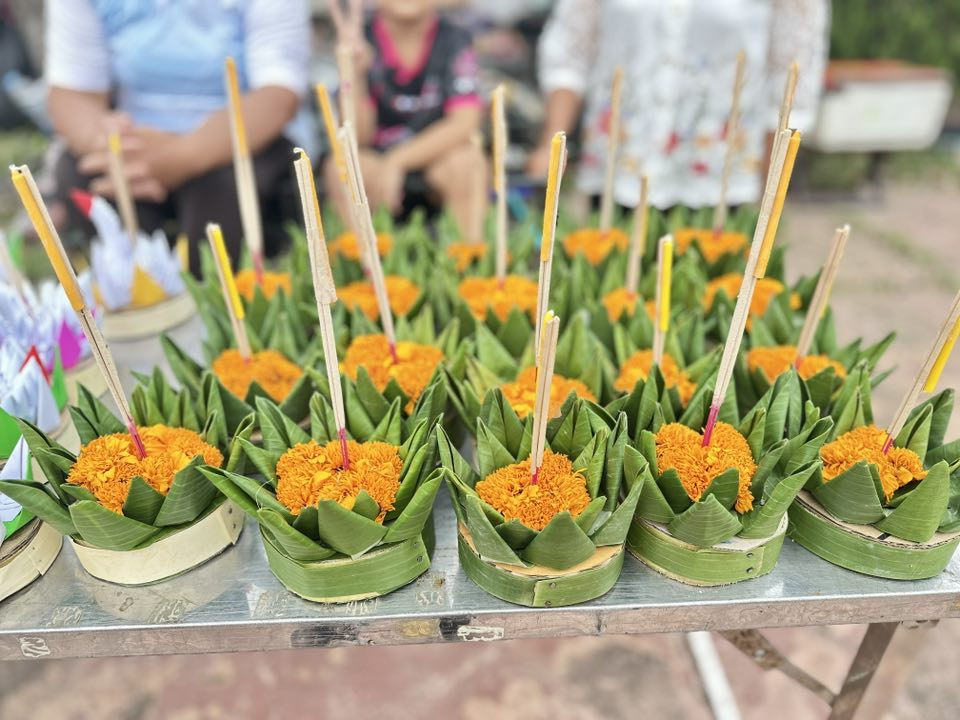 นที่ 5 พฤศจิกายน 2568 เวลา 18.00 น. เทศบาลตำบลไทรโยง-ไชยวาล นำโดยนายสุรัน จันทร์สง่า นายกเทศมนตรีตำบลไทรโยง-ไชยวาล พร้อมด้วยคณะผู้บริหาร สมาชิกสภาเทศบาล ปลัดเทศบาล หัวหน้าส่วนราชการ พนักงานเจ้าหน้าที่เทศบาล ผู้ใหญ่บ้าน ประธานชุมชน คณะกรรมการชุมชน แขกผู้มีเกียรติ และพี่น้องประชาชน ร่วมกันยืนสงบนิ่ง เพื่อถวายความอาลัย แด่สมเด็จพระนางเจ้าสิริกิติ์ พระบรมราชชนนีพันปีหลวง จากนั้นได้ร่วมกันดำเนินกิจกรรมการลอยกระทง ประจำปี 2568