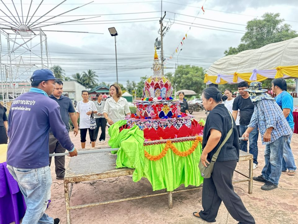 นที่ 5 พฤศจิกายน 2568 เวลา 18.00 น. เทศบาลตำบลไทรโยง-ไชยวาล นำโดยนายสุรัน จันทร์สง่า นายกเทศมนตรีตำบลไทรโยง-ไชยวาล พร้อมด้วยคณะผู้บริหาร สมาชิกสภาเทศบาล ปลัดเทศบาล หัวหน้าส่วนราชการ พนักงานเจ้าหน้าที่เทศบาล ผู้ใหญ่บ้าน ประธานชุมชน คณะกรรมการชุมชน แขกผู้มีเกียรติ และพี่น้องประชาชน ร่วมกันยืนสงบนิ่ง เพื่อถวายความอาลัย แด่สมเด็จพระนางเจ้าสิริกิติ์ พระบรมราชชนนีพันปีหลวง จากนั้นได้ร่วมกันดำเนินกิจกรรมการลอยกระทง ประจำปี 2568