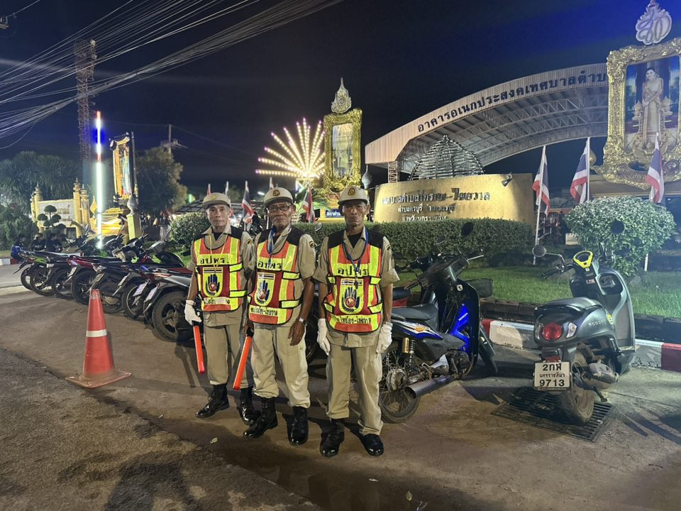 นที่ 5 พฤศจิกายน 2568 เวลา 18.00 น. เทศบาลตำบลไทรโยง-ไชยวาล นำโดยนายสุรัน จันทร์สง่า นายกเทศมนตรีตำบลไทรโยง-ไชยวาล พร้อมด้วยคณะผู้บริหาร สมาชิกสภาเทศบาล ปลัดเทศบาล หัวหน้าส่วนราชการ พนักงานเจ้าหน้าที่เทศบาล ผู้ใหญ่บ้าน ประธานชุมชน คณะกรรมการชุมชน แขกผู้มีเกียรติ และพี่น้องประชาชน ร่วมกันยืนสงบนิ่ง เพื่อถวายความอาลัย แด่สมเด็จพระนางเจ้าสิริกิติ์ พระบรมราชชนนีพันปีหลวง จากนั้นได้ร่วมกันดำเนินกิจกรรมการลอยกระทง ประจำปี 2568