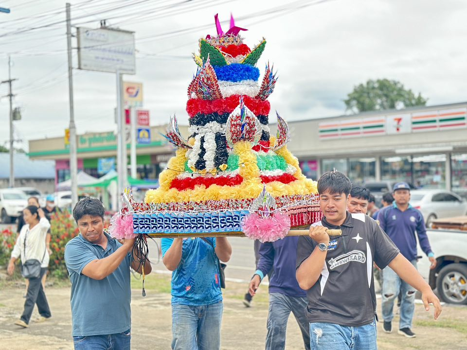 นที่ 5 พฤศจิกายน 2568 เวลา 18.00 น. เทศบาลตำบลไทรโยง-ไชยวาล นำโดยนายสุรัน จันทร์สง่า นายกเทศมนตรีตำบลไทรโยง-ไชยวาล พร้อมด้วยคณะผู้บริหาร สมาชิกสภาเทศบาล ปลัดเทศบาล หัวหน้าส่วนราชการ พนักงานเจ้าหน้าที่เทศบาล ผู้ใหญ่บ้าน ประธานชุมชน คณะกรรมการชุมชน แขกผู้มีเกียรติ และพี่น้องประชาชน ร่วมกันยืนสงบนิ่ง เพื่อถวายความอาลัย แด่สมเด็จพระนางเจ้าสิริกิติ์ พระบรมราชชนนีพันปีหลวง จากนั้นได้ร่วมกันดำเนินกิจกรรมการลอยกระทง ประจำปี 2568