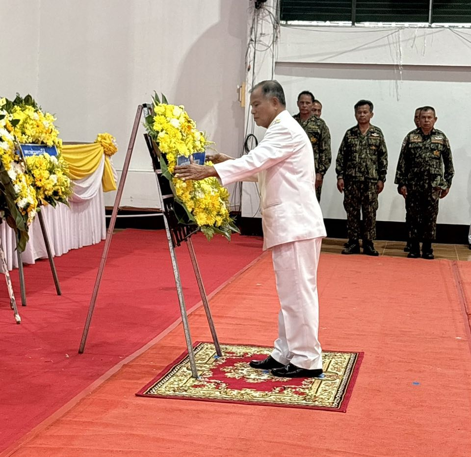 เทศบาลตำบลไทรโยง-ไชยวาล โดยนายสุรัน จันทร์สง่า นายกเทศมนตรีฯ มอบหมายให้ นายเลี้ยว ทนจังหรีด ประธานสภาเทศบาลฯ พร้อมด้วยคณะผู้บริหาร สมาชิกสภาเทศบาลฯ ปลัดเทศบาลฯ หัวหน้าส่วนราชการ และพนักงานเจ้าหน้าที่เทศบาลฯ ร่วมกิจกรรมเนื่องในวันนวมินทรมหาราช ในพิธีวางพวงมาลา 13 ตุลาคม 2568