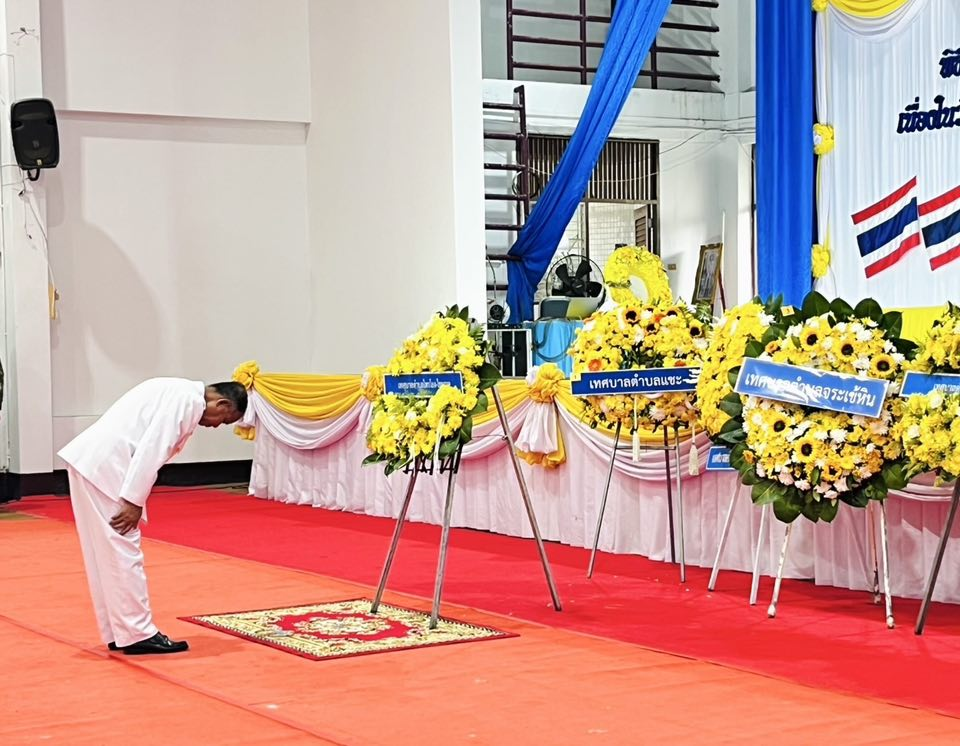 เทศบาลตำบลไทรโยง-ไชยวาล โดยนายสุรัน จันทร์สง่า นายกเทศมนตรีฯ มอบหมายให้ นายเลี้ยว ทนจังหรีด ประธานสภาเทศบาลฯ พร้อมด้วยคณะผู้บริหาร สมาชิกสภาเทศบาลฯ ปลัดเทศบาลฯ หัวหน้าส่วนราชการ และพนักงานเจ้าหน้าที่เทศบาลฯ ร่วมกิจกรรมเนื่องในวันนวมินทรมหาราช ในพิธีวางพวงมาลา 13 ตุลาคม 2568