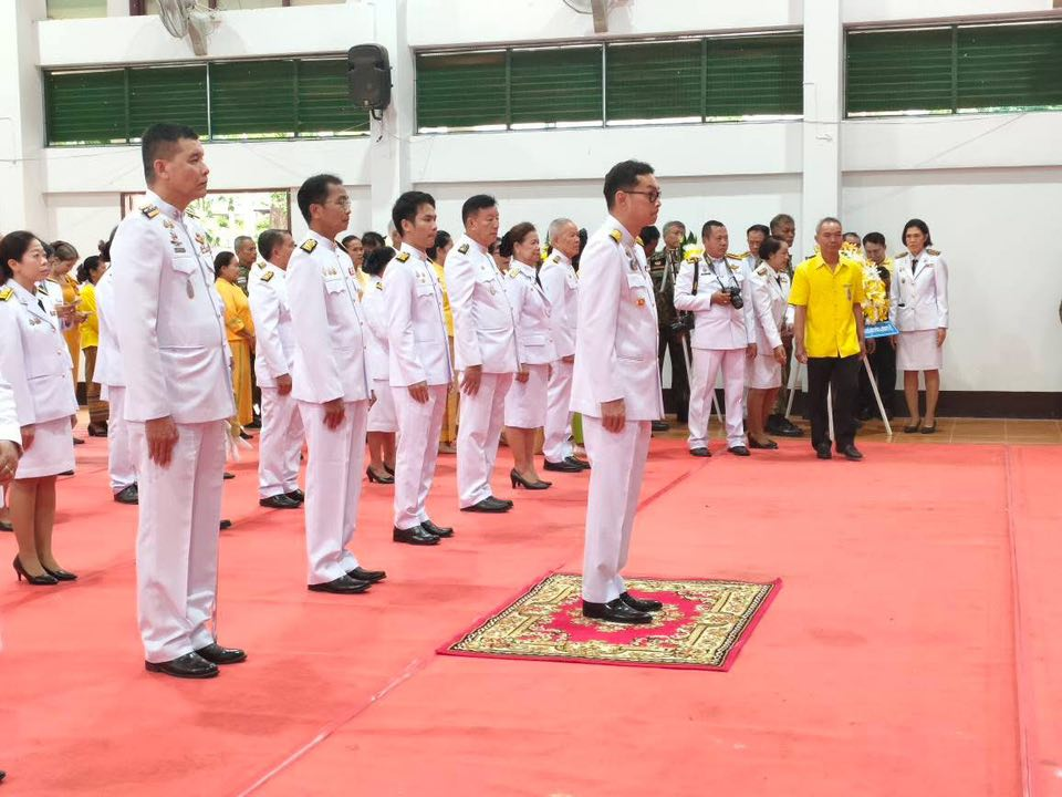 เทศบาลตำบลไทรโยง-ไชยวาล โดยนายสุรัน จันทร์สง่า นายกเทศมนตรีฯ มอบหมายให้ นายเลี้ยว ทนจังหรีด ประธานสภาเทศบาลฯ พร้อมด้วยคณะผู้บริหาร สมาชิกสภาเทศบาลฯ ปลัดเทศบาลฯ หัวหน้าส่วนราชการ และพนักงานเจ้าหน้าที่เทศบาลฯ ร่วมกิจกรรมเนื่องในวันนวมินทรมหาราช ในพิธีวางพวงมาลา 13 ตุลาคม 2568