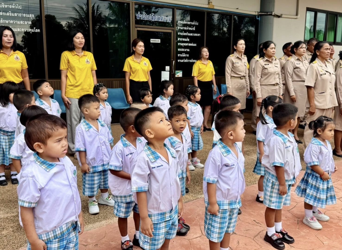 ทศบาลตำบลไทรโยง-ไชยวาล นำโดยนายสุรัน จันทร์สง่า นายกเทศมนตรีฯ พร้อมด้วยคณะผู้บริหาร สมาชิกสภาเทศบาล ข้าราชการ พนักงาน และเด็กนักเรียนศูนย์พัฒนาเด็กเล็กเทศบาลฯ ดำเนินกิจกรรมเคารพธงชาติและร้องเพลงชาติไทย เนื่องในวันพระราชทานธงชาติไทย เพื่อเป็นการน้อมรำลึกในพระมหากรุณาธิคุณพระบาทสมเด็จพระมงกุฎเกล้าเจ้าอยู่หัว รัชกาลที่ 6 ที่ทรงพระราชทานธงไตรรงค์เป็นธงชาติไทย ณ บริเวณหน้าเสาธง เทศบาลตำบลไทรโยง-ไชยวาล