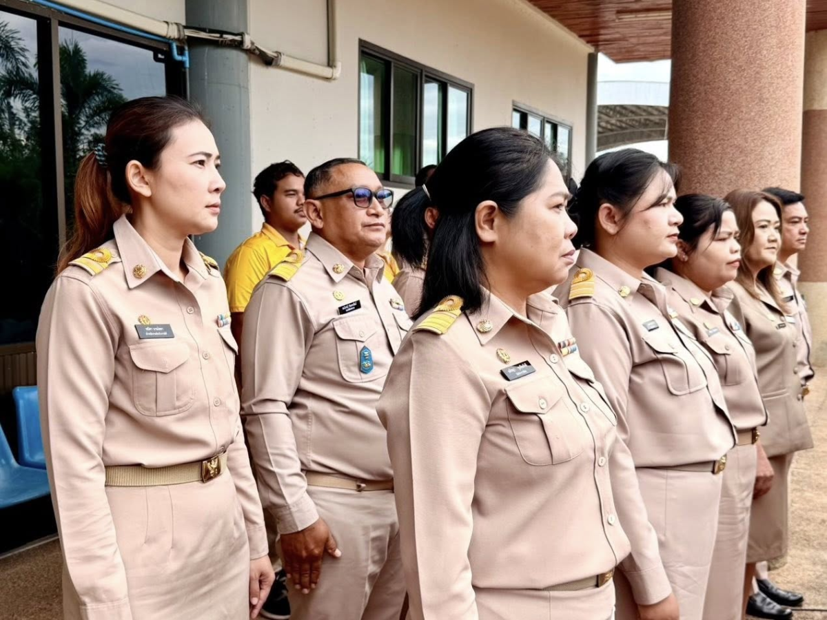 ทศบาลตำบลไทรโยง-ไชยวาล นำโดยนายสุรัน จันทร์สง่า นายกเทศมนตรีฯ พร้อมด้วยคณะผู้บริหาร สมาชิกสภาเทศบาล ข้าราชการ พนักงาน และเด็กนักเรียนศูนย์พัฒนาเด็กเล็กเทศบาลฯ ดำเนินกิจกรรมเคารพธงชาติและร้องเพลงชาติไทย เนื่องในวันพระราชทานธงชาติไทย เพื่อเป็นการน้อมรำลึกในพระมหากรุณาธิคุณพระบาทสมเด็จพระมงกุฎเกล้าเจ้าอยู่หัว รัชกาลที่ 6 ที่ทรงพระราชทานธงไตรรงค์เป็นธงชาติไทย ณ บริเวณหน้าเสาธง เทศบาลตำบลไทรโยง-ไชยวาล