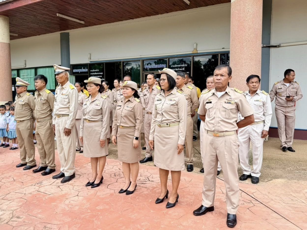 ทศบาลตำบลไทรโยง-ไชยวาล นำโดยนายสุรัน จันทร์สง่า นายกเทศมนตรีฯ พร้อมด้วยคณะผู้บริหาร สมาชิกสภาเทศบาล ข้าราชการ พนักงาน และเด็กนักเรียนศูนย์พัฒนาเด็กเล็กเทศบาลฯ ดำเนินกิจกรรมเคารพธงชาติและร้องเพลงชาติไทย เนื่องในวันพระราชทานธงชาติไทย เพื่อเป็นการน้อมรำลึกในพระมหากรุณาธิคุณพระบาทสมเด็จพระมงกุฎเกล้าเจ้าอยู่หัว รัชกาลที่ 6 ที่ทรงพระราชทานธงไตรรงค์เป็นธงชาติไทย ณ บริเวณหน้าเสาธง เทศบาลตำบลไทรโยง-ไชยวาล