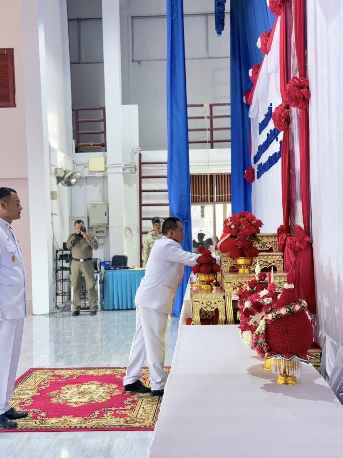 วันเสาร์ที่ 20 กันยายน 2568 เทศบาลตำบลไทรโยง-ไชยวาล นำโดยนายสุรัน จันทร์สง่า นายกเทศมนตรีตำบลไทรโยง-ไชยวาล พร้อมด้วยคณะผู้บริหาร สมาชิกสภาเทศบาล ปลัดเทศบาล ข้าราชการ และพนักงานเจ้าหน้าที่เทศบาลฯ ร่วมพิธีวางพานพุ่มดอกไม้ถวายราชสักการะ เพื่อเฉลิมพระเกียรติพระบาทสมเด็จพระปรเมนทรมหาอานันทมหิดล พระอัฐมรามาธิบดินทร เนื่องในโอกาสวันพระบรมราชสมภพครบ 100 ปี โดยมี￼นายพีรวัฒน์ ธีระวัฒนา นายอำเภอครบุรี เป็นประธานในพิธี ณ ศาลาประชาคมอำเภอครบุรี