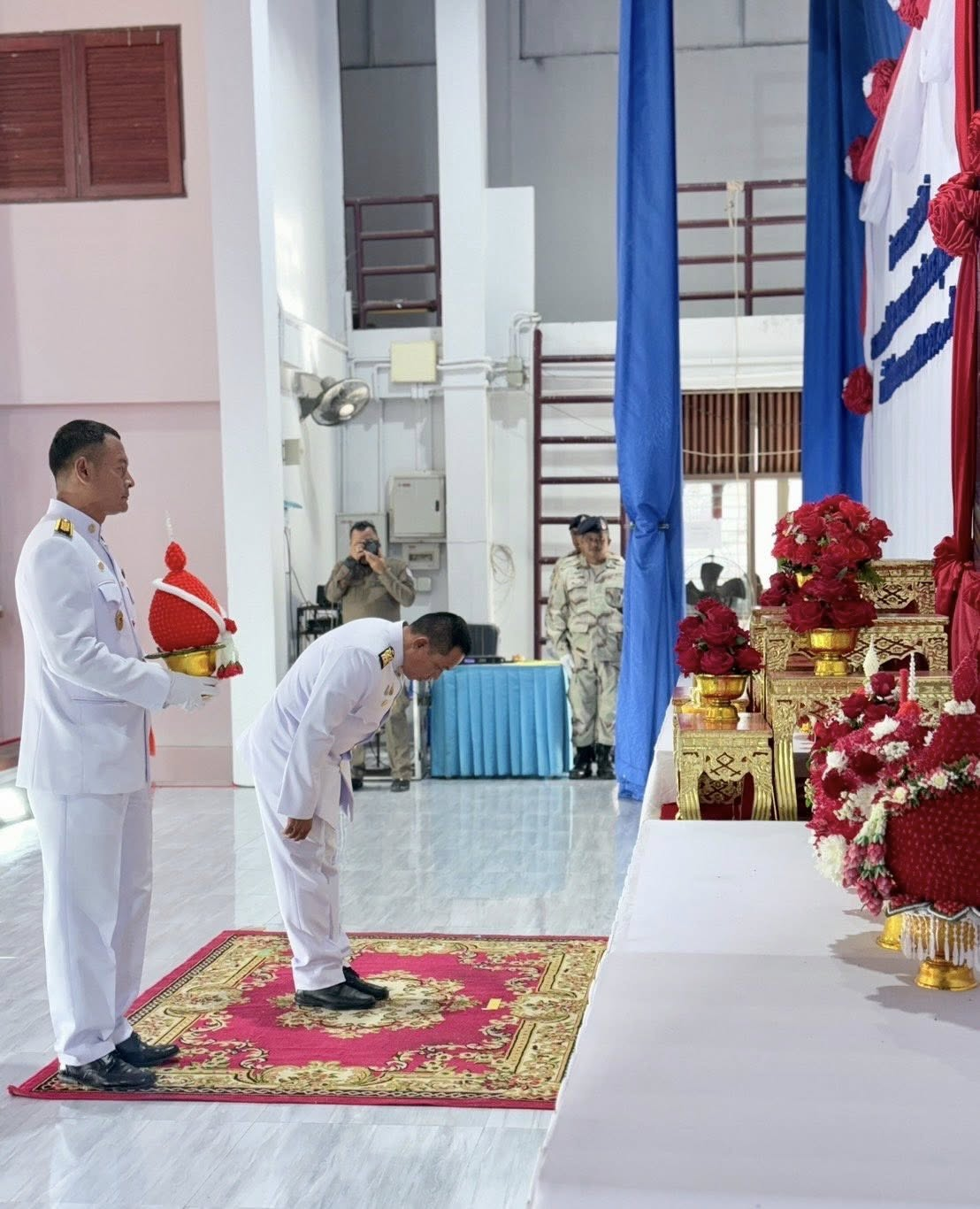 วันเสาร์ที่ 20 กันยายน 2568 เทศบาลตำบลไทรโยง-ไชยวาล นำโดยนายสุรัน จันทร์สง่า นายกเทศมนตรีตำบลไทรโยง-ไชยวาล พร้อมด้วยคณะผู้บริหาร สมาชิกสภาเทศบาล ปลัดเทศบาล ข้าราชการ และพนักงานเจ้าหน้าที่เทศบาลฯ ร่วมพิธีวางพานพุ่มดอกไม้ถวายราชสักการะ เพื่อเฉลิมพระเกียรติพระบาทสมเด็จพระปรเมนทรมหาอานันทมหิดล พระอัฐมรามาธิบดินทร เนื่องในโอกาสวันพระบรมราชสมภพครบ 100 ปี โดยมี￼นายพีรวัฒน์ ธีระวัฒนา นายอำเภอครบุรี เป็นประธานในพิธี ณ ศาลาประชาคมอำเภอครบุรี