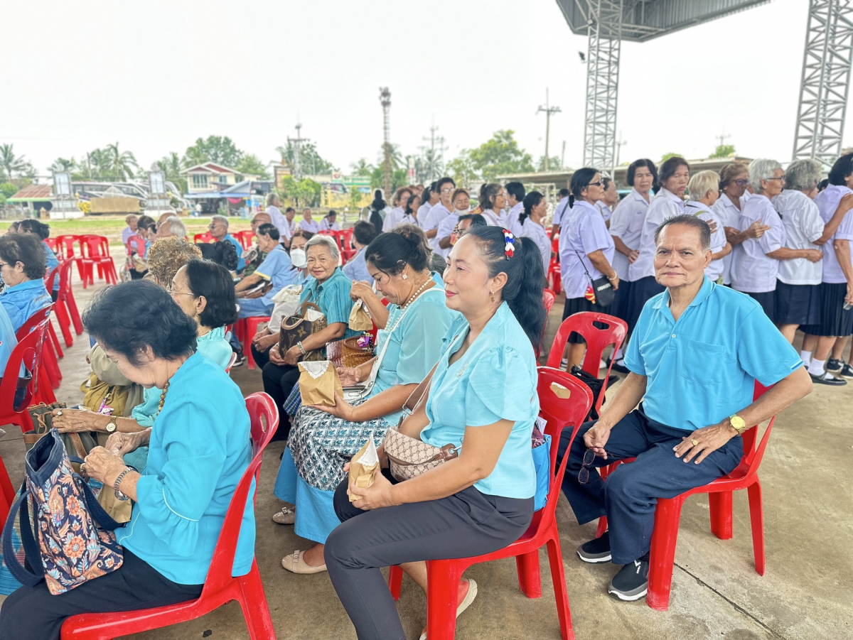 ทศบาลตำบลไทรโยง-ไชยวาล นำโดยนายสุรัน จันทร์สง่า นายกเทศมนตรี พร้อมด้วยคณะผู้บริหาร สมาชิกสภาเทศบาล ปลัดเทศบาล รองปลัดเทศบาล หัวหน้าสำนักปลัดเทศบาล ผู้อำนวยการกองคลัง ผู้อำนวยการกองสาธารณสุขฯ พนักงานเจ้าหน้าที่เทศบาลและนักเรียนผู้สูงอายุ ร่วมต้อนรับคณะเทศบาลตำบลหินกอง อำเภอหนองแค จังหวัดสระบุรี