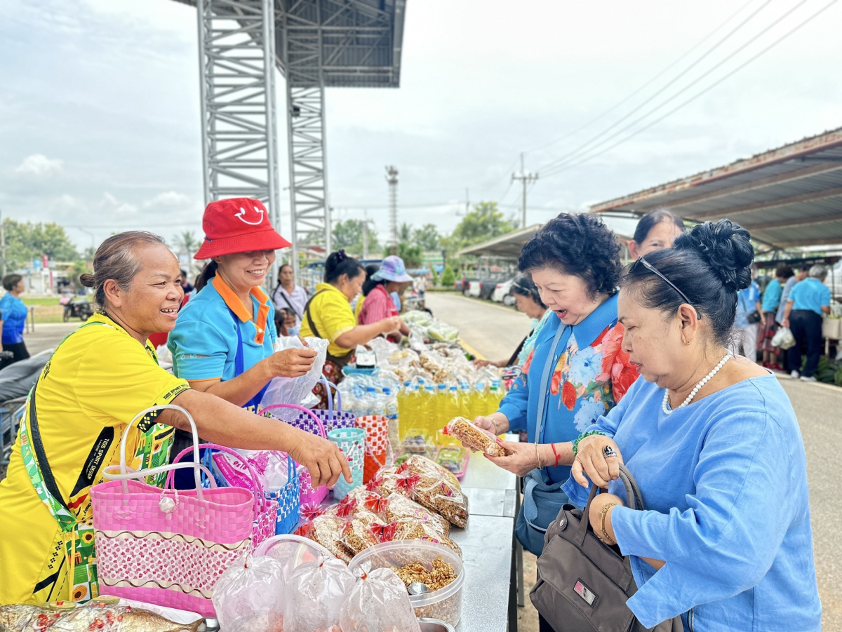ทศบาลตำบลไทรโยง-ไชยวาล นำโดยนายสุรัน จันทร์สง่า นายกเทศมนตรี พร้อมด้วยคณะผู้บริหาร สมาชิกสภาเทศบาล ปลัดเทศบาล รองปลัดเทศบาล หัวหน้าสำนักปลัดเทศบาล ผู้อำนวยการกองคลัง ผู้อำนวยการกองสาธารณสุขฯ พนักงานเจ้าหน้าที่เทศบาลและนักเรียนผู้สูงอายุ ร่วมต้อนรับคณะเทศบาลตำบลหินกอง อำเภอหนองแค จังหวัดสระบุรี