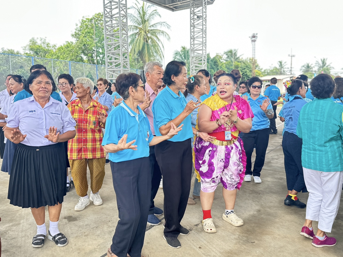 ทศบาลตำบลไทรโยง-ไชยวาล นำโดยนายสุรัน จันทร์สง่า นายกเทศมนตรี พร้อมด้วยคณะผู้บริหาร สมาชิกสภาเทศบาล ปลัดเทศบาล รองปลัดเทศบาล หัวหน้าสำนักปลัดเทศบาล ผู้อำนวยการกองคลัง ผู้อำนวยการกองสาธารณสุขฯ พนักงานเจ้าหน้าที่เทศบาลและนักเรียนผู้สูงอายุ ร่วมต้อนรับคณะเทศบาลตำบลหินกอง อำเภอหนองแค จังหวัดสระบุรี