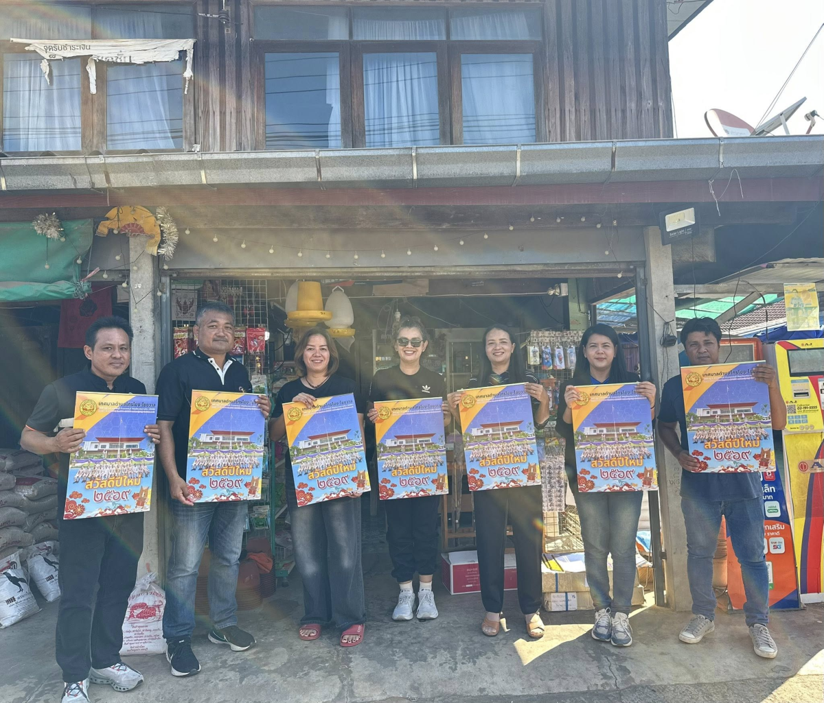 นายสุรัน จันทร์สง่า นายกเทศมนตรีตำบลไทรโยง-ไชยวาล พร้อมด้วยผู้บริหาร ปลัดเทศบาล หัวหน้าส่วนราชการ และพนักงานเจ้าหน้าที่เทศบาล ได้ลงพื้นที่ชุมชนในเขตเทศบาลตำบลไทรโยง-ไชยวาล เพื่อมอบปฏิทินสวัสดีปีใหม่ ประจำปี 2569