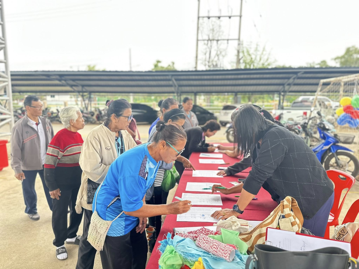 เทศบาลตำบลไทรโยง-ไชยวาล นำโดยนายสุรัน จันทร์สง่า นายกเทศมนตรีฯ พร้อมด้วยคณะผู้บริหาร ประธานสภาเทศบาล สมาชิกสภาเทศบาล ปลัดเทศบาล รองปลัดเทศบาล หัวหน้าสำนักปลัดเทศบาล ผู้อำนวยการกองคลัง ผู้อำนวยการกองสาธารณะสุขฯ และพนักเจ้าหน้าที่เทศบาลฯ ร่วมดำเนินกิจกรรม ส่งเสริมสุขภาพร่างกาย ขยับกายสบายชีวี ตามโครงการพัฒนาคุณภาพชีวิตผู้สูงอายุ ประจำปี 2569