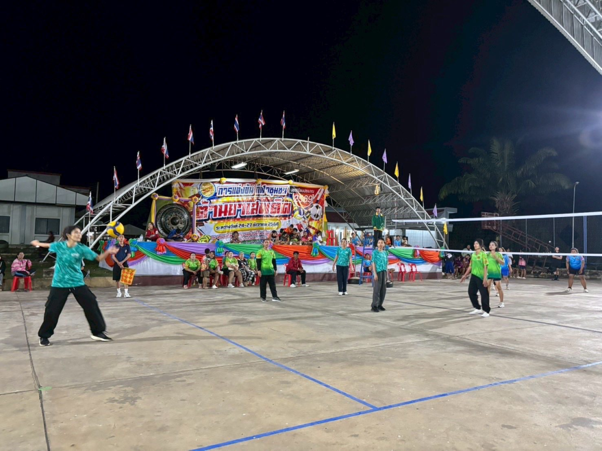 นายชัยวัฒน์ ชู้กระโทก รองนายกองค์การบริหารส่วนจังหวัดนครราชสีมา ให้เกียรติมาเป็นประธานในพิธีเปิดโครงการแข่งขันกีฬาชุมชนต้านยาเสพติด ประจำปี 2569