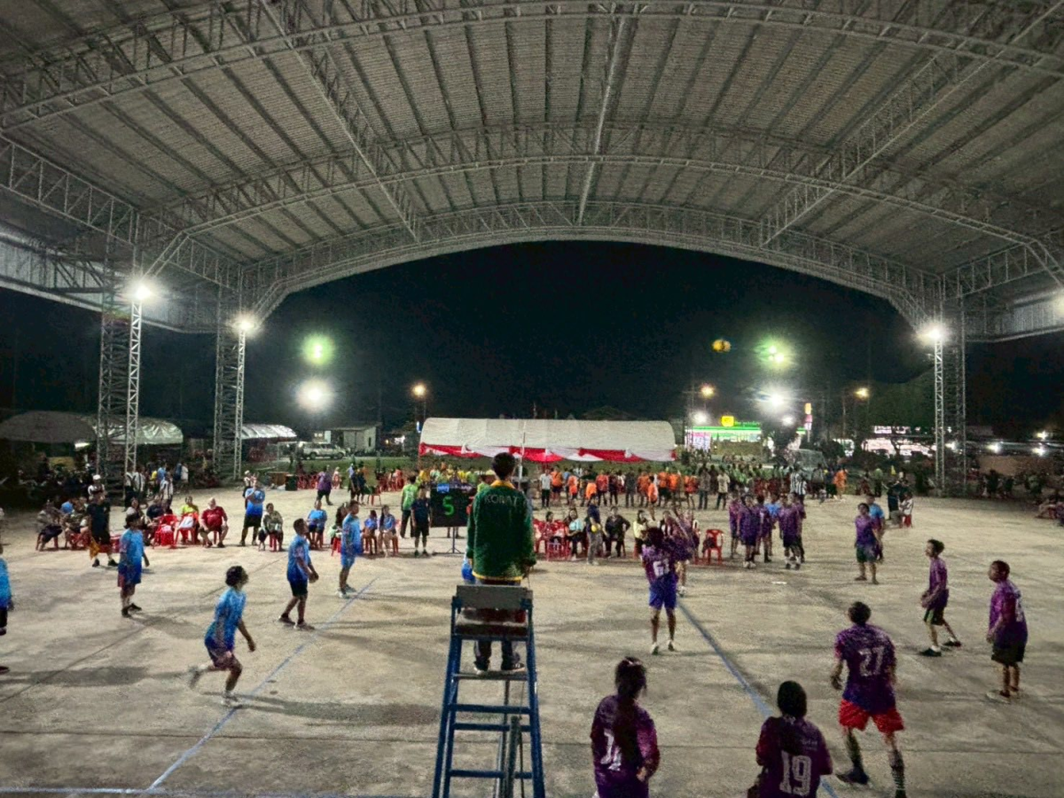 นายชัยวัฒน์ ชู้กระโทก รองนายกองค์การบริหารส่วนจังหวัดนครราชสีมา ให้เกียรติมาเป็นประธานในพิธีเปิดโครงการแข่งขันกีฬาชุมชนต้านยาเสพติด ประจำปี 2569