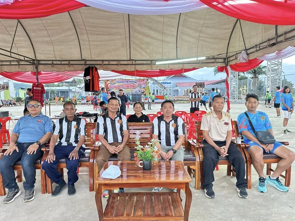 นายชัยวัฒน์ ชู้กระโทก รองนายกองค์การบริหารส่วนจังหวัดนครราชสีมา ให้เกียรติมาเป็นประธานในพิธีเปิดโครงการแข่งขันกีฬาชุมชนต้านยาเสพติด ประจำปี 2569