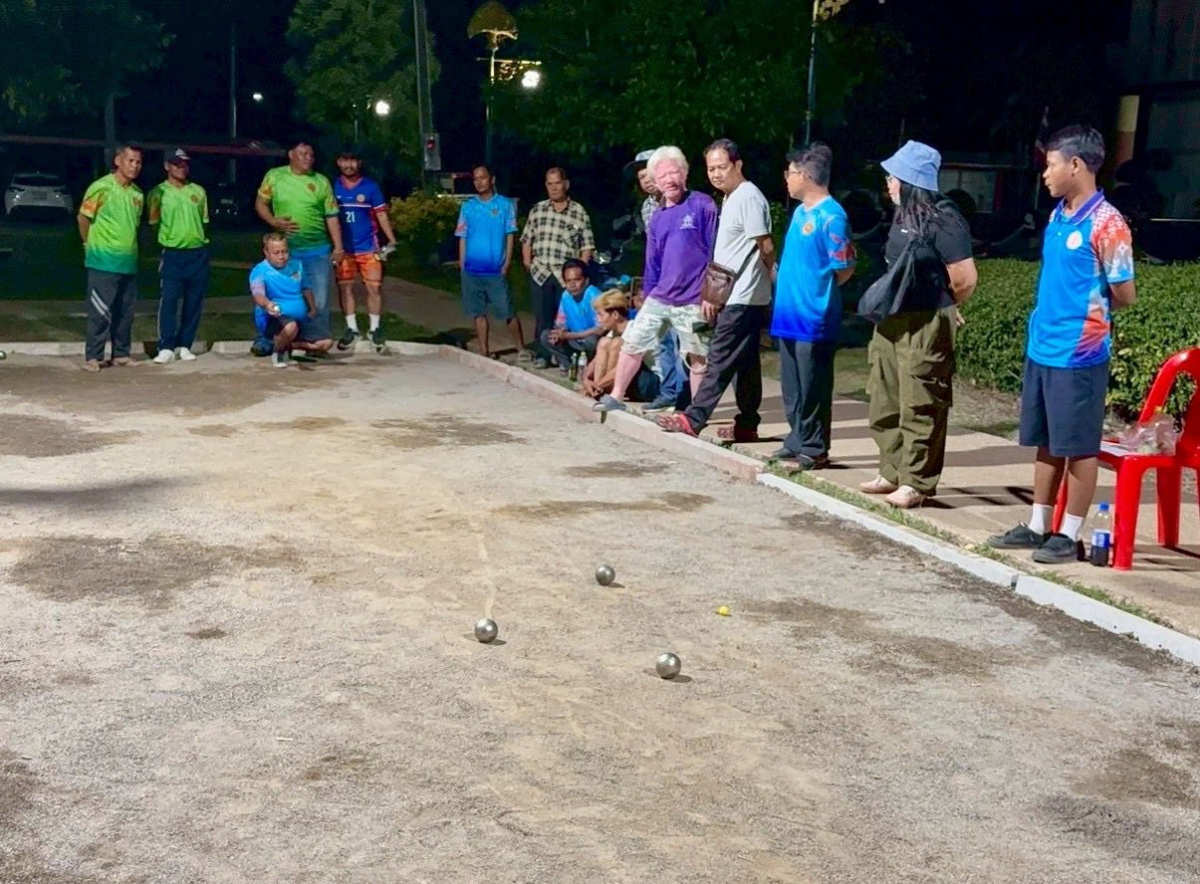 นายชัยวัฒน์ ชู้กระโทก รองนายกองค์การบริหารส่วนจังหวัดนครราชสีมา ให้เกียรติมาเป็นประธานในพิธีเปิดโครงการแข่งขันกีฬาชุมชนต้านยาเสพติด ประจำปี 2569