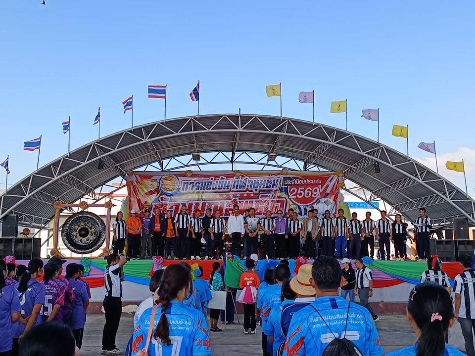 นายชัยวัฒน์ ชู้กระโทก รองนายกองค์การบริหารส่วนจังหวัดนครราชสีมา ให้เกียรติมาเป็นประธานในพิธีเปิดโครงการแข่งขันกีฬาชุมชนต้านยาเสพติด ประจำปี 2569