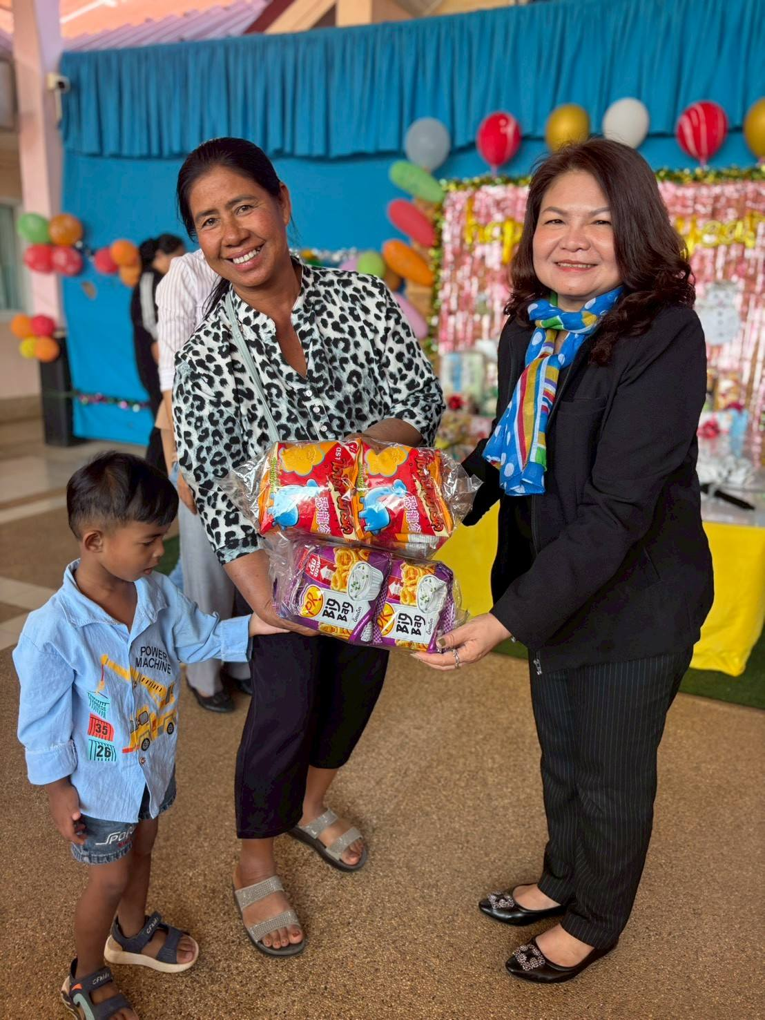 นายสุรัน จันทร์สง่า นายกเทศมนตรีตำบลไทรโยง-ไชยวาล เป็นประธานกล่าวต้อนรับและอวยพรผู้ปกครองและเด็กๆนักเรียนที่เข้าร่วมกิจกรรมส่งท้ายปีเก่าต้อนรับปีใหม่ 2569 ของศูนย์พัฒนาเด็กเล็กเทศบาลตำบลไทรโยง-ไชยวาล