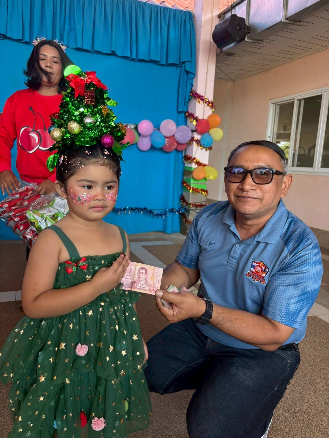 นายสุรัน จันทร์สง่า นายกเทศมนตรีตำบลไทรโยง-ไชยวาล เป็นประธานกล่าวต้อนรับและอวยพรผู้ปกครองและเด็กๆนักเรียนที่เข้าร่วมกิจกรรมส่งท้ายปีเก่าต้อนรับปีใหม่ 2569 ของศูนย์พัฒนาเด็กเล็กเทศบาลตำบลไทรโยง-ไชยวาล