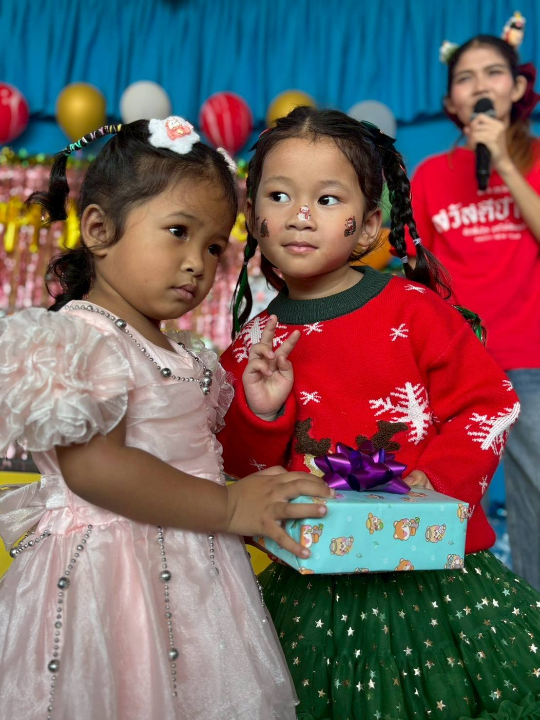 นายสุรัน จันทร์สง่า นายกเทศมนตรีตำบลไทรโยง-ไชยวาล เป็นประธานกล่าวต้อนรับและอวยพรผู้ปกครองและเด็กๆนักเรียนที่เข้าร่วมกิจกรรมส่งท้ายปีเก่าต้อนรับปีใหม่ 2569 ของศูนย์พัฒนาเด็กเล็กเทศบาลตำบลไทรโยง-ไชยวาล