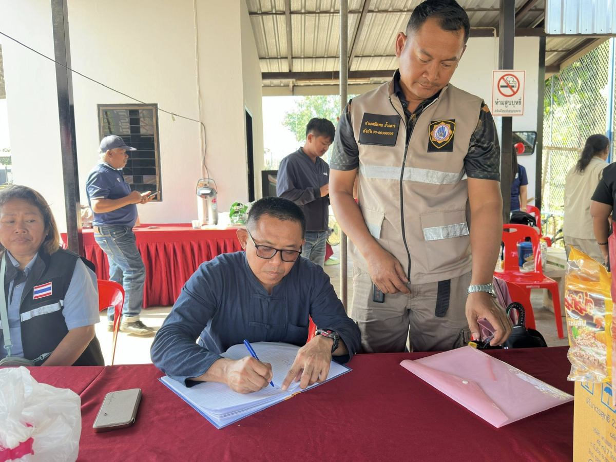 นายสุรัน จันทร์สง่า นายกเทศมนตรีตำบลไทรโยง-ไชยวาล พร้อมด้วยคณะผู้บริหาร สมาชิกสภาเทศบาล ปลัดเทศบาล หัวหน้าส่วนราชการ ออกตรวจเยี่ยมเจ้าหน้าที่ อปพร. อสม. และพนักงานเทศบาล ณ จุดบริการประชาชน ในการปฏิบัติหน้าที่ ในช่วงเทศกาลปีใหม่ 2569