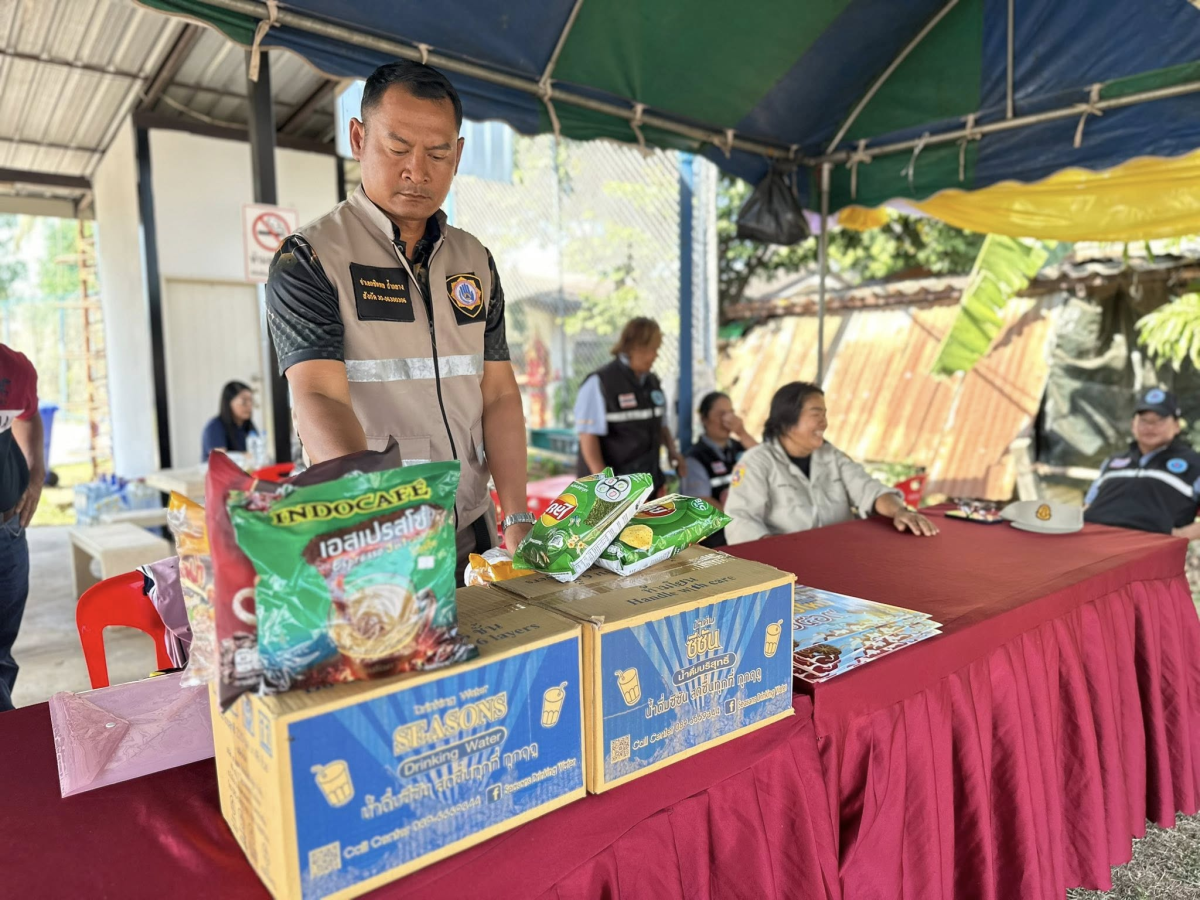 นายสุรัน จันทร์สง่า นายกเทศมนตรีตำบลไทรโยง-ไชยวาล พร้อมด้วยคณะผู้บริหาร สมาชิกสภาเทศบาล ปลัดเทศบาล หัวหน้าส่วนราชการ ออกตรวจเยี่ยมเจ้าหน้าที่ อปพร. อสม. และพนักงานเทศบาล ณ จุดบริการประชาชน ในการปฏิบัติหน้าที่ ในช่วงเทศกาลปีใหม่ 2569