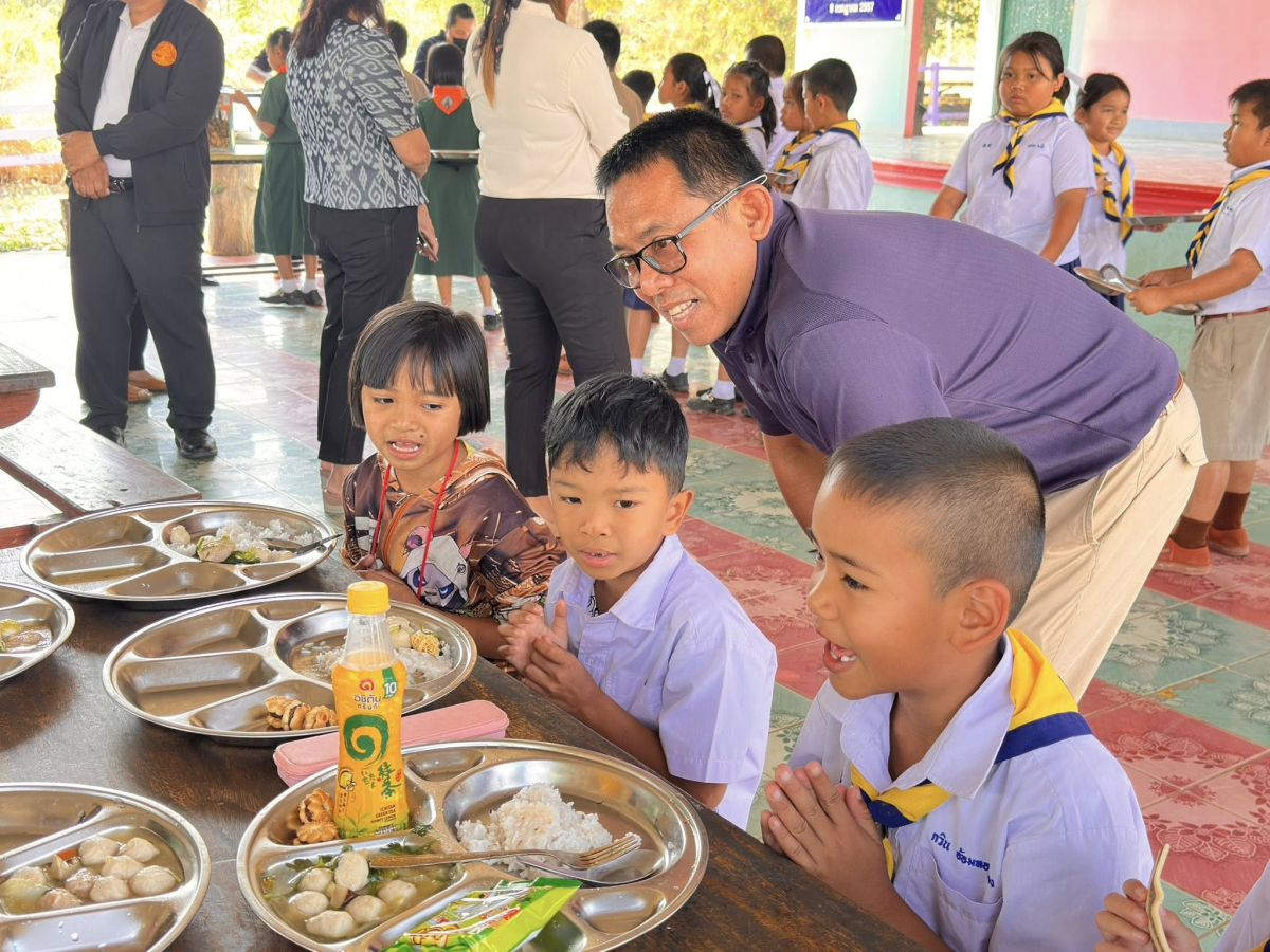 ทศบาลตำบลไทรโยง -ไชยวาล นำโดยนายสุรัน จันทร์สง่า นายกเทศมนตรีฯ พร้อมด้วยนางสาวสุดใจ ศรีระกิ่ง ปลัดเทศบาล จ่าเอกสมโภชน์ อินทรงรัมย์ รองปลัดเทศบาล นางเรณู นาคหนองหาญ หัวหน้าสำนักปลัดเทศบาล และคณะกรรมการติดตามและประเมินผลการดำเนินงานโครงการอาหารกลางวัน ของสถานศึกษาในสังกัดและในพื้นที่เทศบาลตำบลไทรโยง-ไชยวาล