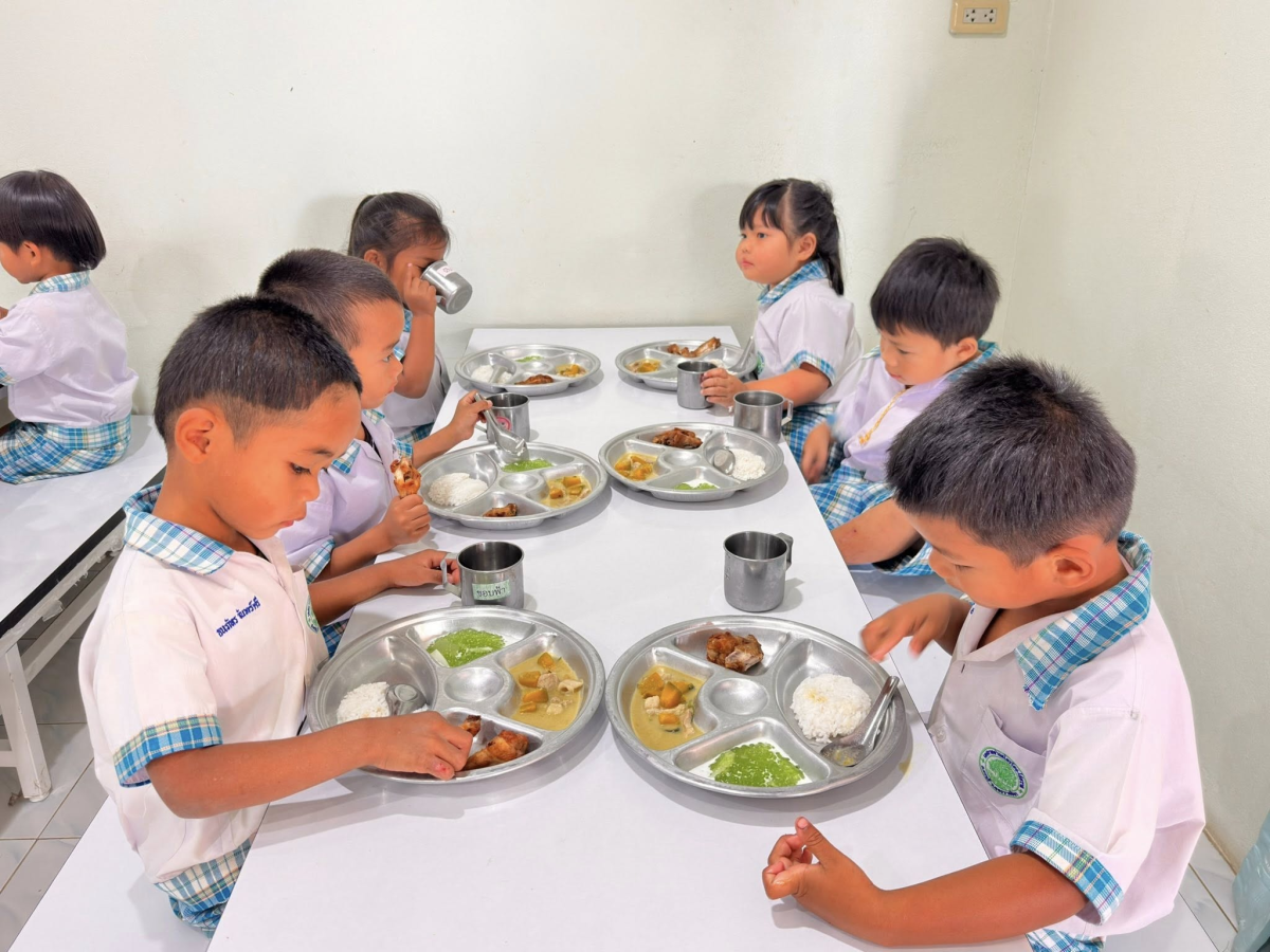 ทศบาลตำบลไทรโยง -ไชยวาล นำโดยนายสุรัน จันทร์สง่า นายกเทศมนตรีฯ พร้อมด้วยนางสาวสุดใจ ศรีระกิ่ง ปลัดเทศบาล จ่าเอกสมโภชน์ อินทรงรัมย์ รองปลัดเทศบาล นางเรณู นาคหนองหาญ หัวหน้าสำนักปลัดเทศบาล และคณะกรรมการติดตามและประเมินผลการดำเนินงานโครงการอาหารกลางวัน ของสถานศึกษาในสังกัดและในพื้นที่เทศบาลตำบลไทรโยง-ไชยวาล