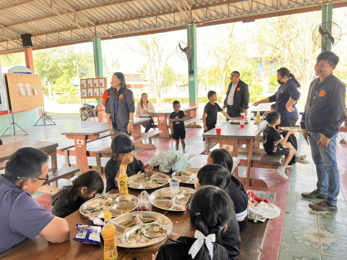 ทศบาลตำบลไทรโยง -ไชยวาล นำโดยนายสุรัน จันทร์สง่า นายกเทศมนตรีฯ พร้อมด้วยนางสาวสุดใจ ศรีระกิ่ง ปลัดเทศบาล จ่าเอกสมโภชน์ อินทรงรัมย์ รองปลัดเทศบาล นางเรณู นาคหนองหาญ หัวหน้าสำนักปลัดเทศบาล และคณะกรรมการติดตามและประเมินผลการดำเนินงานโครงการอาหารกลางวัน ของสถานศึกษาในสังกัดและในพื้นที่เทศบาลตำบลไทรโยง-ไชยวาล