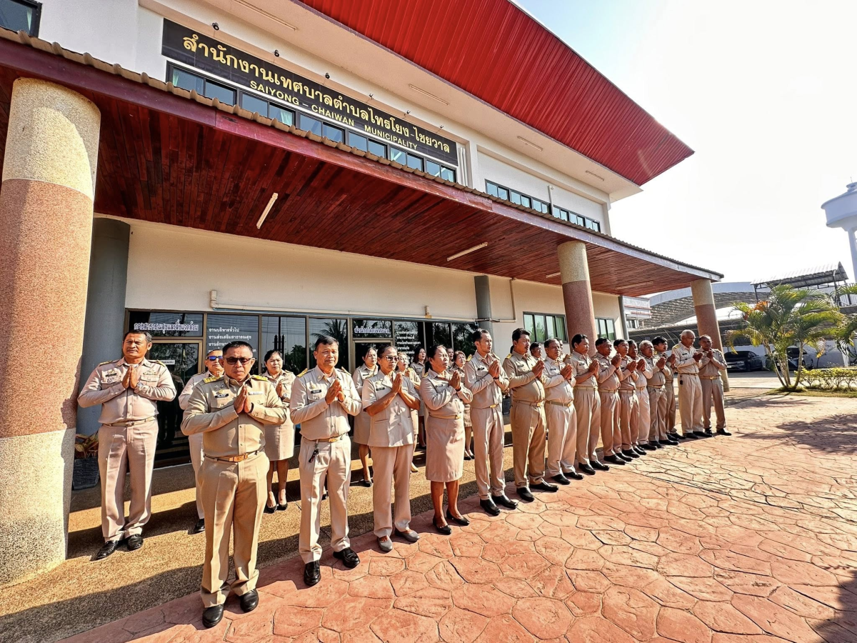 นายสุรัน จันทร์สง่า นายกเทศมนตรีตำบลไทรโยง-ไชยวาล พร้อมด้วยสมาชิกสภาเทศบาล หัวหน้าส่วนราชการ และเจ้าหน้าที่เทศบาลฯ ตั้งแถวเคารพธงชาติไทย ณ บริเวณหน้าเสาธง สำนักงานเทศบาลตำบลไทรโยง-ไชยวาล