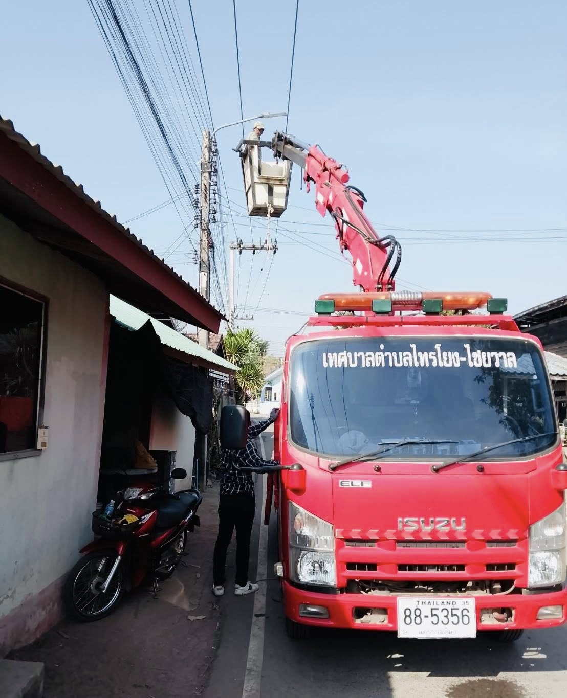 เทศบาลตำบลไทรโยง-ไชยวาล ภายใต้การนำของนายสุรัน จันทร์สง่า นายกเทศมนตรีตำบลไทรโยง-ไชยวาล มอบหมายให้เจ้าหน้าที่กองช่าง เจ้าหน้าที่กองสาธารณสุขฯ และเจ้าหน้าที่งานป้องกันฯ ดำเนินงานตามคำร้องขอความช่วยเหลือของพ่อ แม่ พี่น้อง ประชาชนในเขตพื้นที่เทศบาลฯ