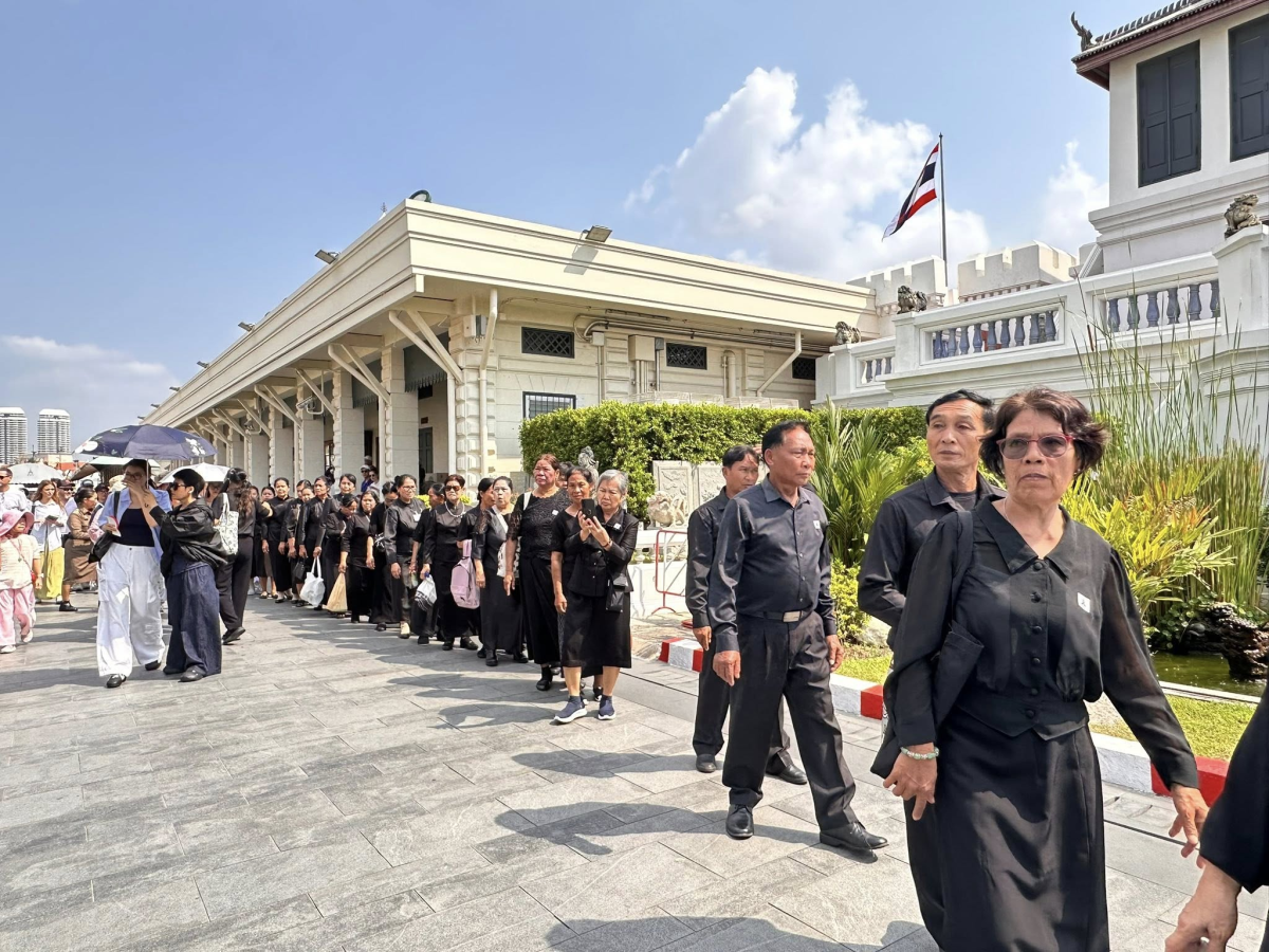 เทศบาลตำบลไทรโยง-ไชยวาล นำโดยนายสุรัน จันทร์สง่า นายกเทศมนตรีฯ พร้อมด้วยคณะผู้บริหาร สมาชิกสภาเทศบาล รองปลัดเทศบาล หัวหน้าส่วนราชการ พนักงานเทศบาล ผู้นำท้องทึ่ ผู้นำชุมชน และประชาชนในเขตพื้นที่เทศบาลตำบลไทรโยง-ไชยวาล เข้าร่วมกิจกรรม “การเดินทางเข้ากราบถวายบังคมพระบรมศพ สมเด็จพระนางเจ้าสิริกิติ์ พระบรมราชินีนาถ พระบรมราชชนนีพันปีหลวง” ประจำปี 2569