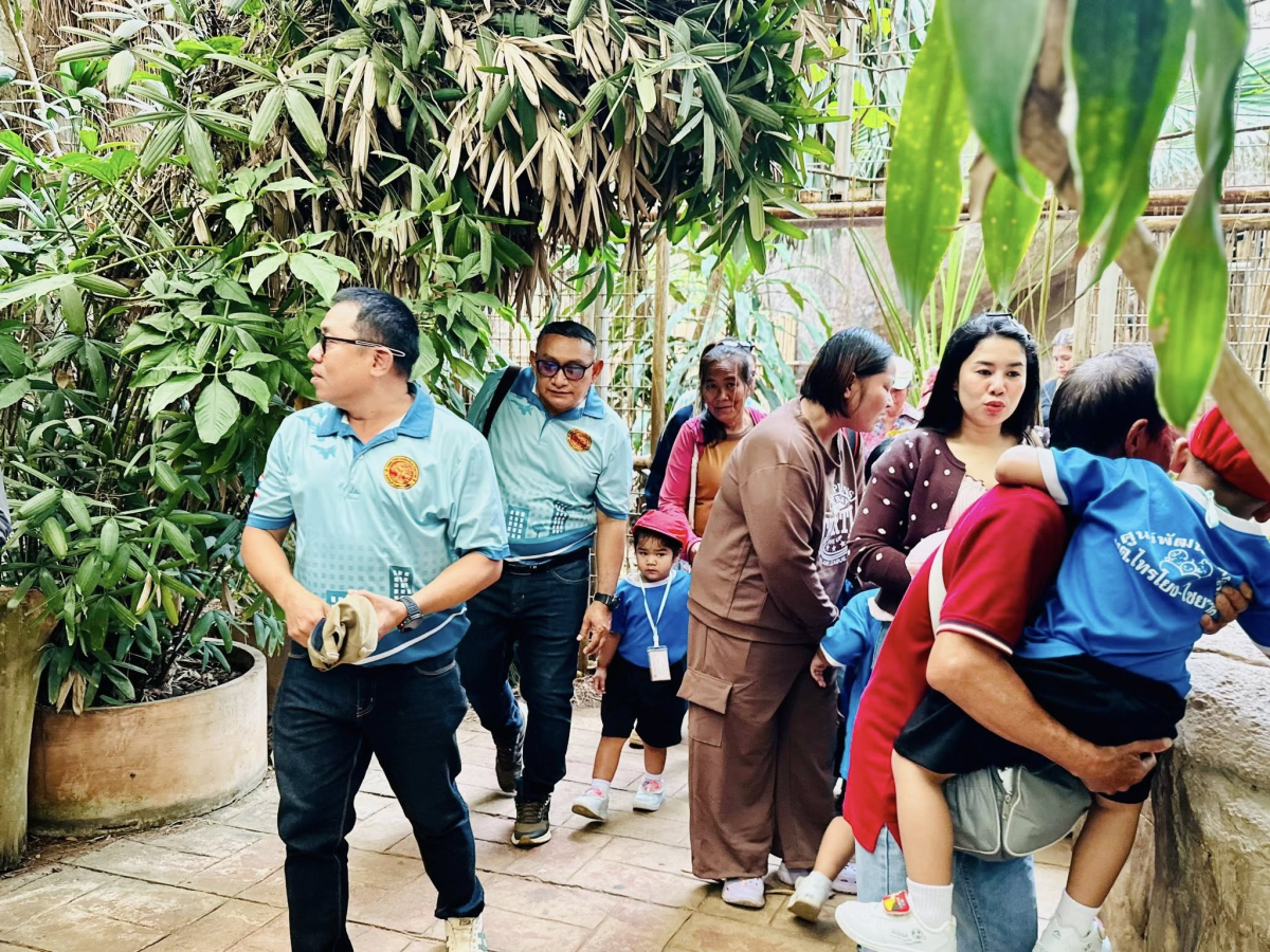 นายสุรัน จันทร์สง่า นายกเทศมนตรีตำบลไทรโยง-ไชยวาล พร้อมด้วยสมาชิกสภาเทศบาลฯ ปลัดเทศบาลฯ รองปลัดเทศบาลฯ เจ้าหน้าที่กองการศึกษา คณะคุณครู พนักงานเทศบาล ผู้ปกครอง และเด็กนักเรียนของศูนย์พัฒนาเด็กเล็กเทศบาลตำบลไทรโยง-ไชยวาล ได้เข้าร่วมโครงการศึกษาแหล่งเรียนรู้ ประจำปีงบประมาณ 2569 ณ สวนสัตว์นครราชสีมา