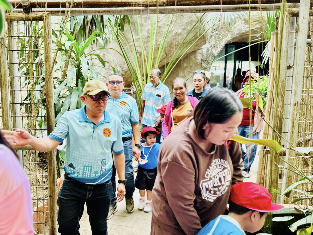 นายสุรัน จันทร์สง่า นายกเทศมนตรีตำบลไทรโยง-ไชยวาล พร้อมด้วยสมาชิกสภาเทศบาลฯ ปลัดเทศบาลฯ รองปลัดเทศบาลฯ เจ้าหน้าที่กองการศึกษา คณะคุณครู พนักงานเทศบาล ผู้ปกครอง และเด็กนักเรียนของศูนย์พัฒนาเด็กเล็กเทศบาลตำบลไทรโยง-ไชยวาล ได้เข้าร่วมโครงการศึกษาแหล่งเรียนรู้ ประจำปีงบประมาณ 2569 ณ สวนสัตว์นครราชสีมา