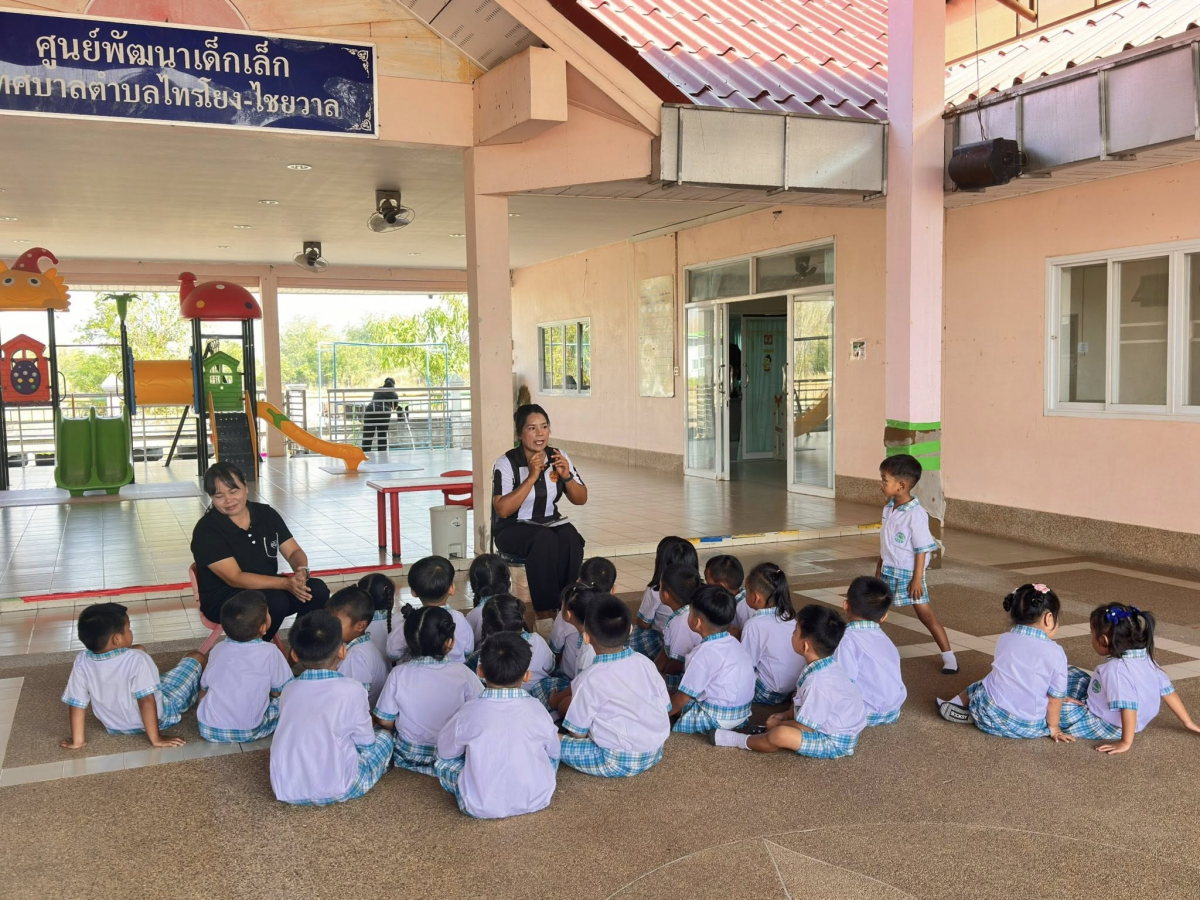 ายไพฑูรย์ หัสครบุรี รองนายกเทศมนตรีตำบลไทรโยง-ไชยวาล พร้อมด้วยนางเรณู นาคหนองหาญ หัวหน้าสำนักปลัดเทศบาล และจ่าเอกชิตพล ถ้ำกลาง เจ้าพนักงานป้องกันฯชำนาญงาน เข้าร่วมในกิจกรรมซักซ้อมแผนเผชิญเหตุของศูนย์พัฒนาเด็กเล็กเทศบาลตำบลไทรโยง-ไชยวาล
