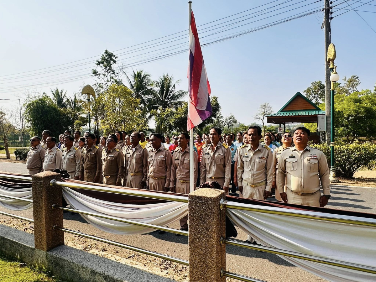 เทศบาลตำบลไทรโยง-ไชยวาล นำโดย นายสุรัน จันทร์สง่า นายกเทศมนตรีตำบลไทรโยง-ไชยวาล พร้อมด้วยคณะผู้บริหาร สมาชิกสภาเทศบาล ข้าราชการ พนักงานเทศบาล และคณะกรรมการชุมชน ตั้งแถวเคารพธงชาติไทย ณ บริเวณหน้าเสาธง สำนักงานเทศบาลตำบลไทรโยง-ไชยวาล เพื่อแสดงความจงรักภักดีต่อสถาบันหลัก (ชาติ ศาสนา พระมหากษัตริย์) ปลูกจิตสำนึกในการมีระเบียบวินัย และเตรียมความพร้อมก่อนปฏิบัติราชการ