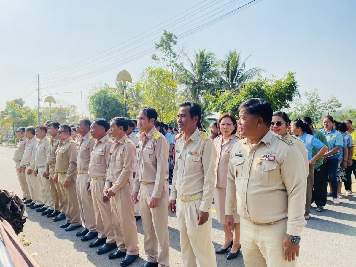 เทศบาลตำบลไทรโยง-ไชยวาล นำโดย นายสุรัน จันทร์สง่า นายกเทศมนตรีตำบลไทรโยง-ไชยวาล พร้อมด้วยคณะผู้บริหาร สมาชิกสภาเทศบาล ข้าราชการ พนักงานเทศบาล และคณะกรรมการชุมชน ตั้งแถวเคารพธงชาติไทย ณ บริเวณหน้าเสาธง สำนักงานเทศบาลตำบลไทรโยง-ไชยวาล เพื่อแสดงความจงรักภักดีต่อสถาบันหลัก (ชาติ ศาสนา พระมหากษัตริย์) ปลูกจิตสำนึกในการมีระเบียบวินัย และเตรียมความพร้อมก่อนปฏิบัติราชการ