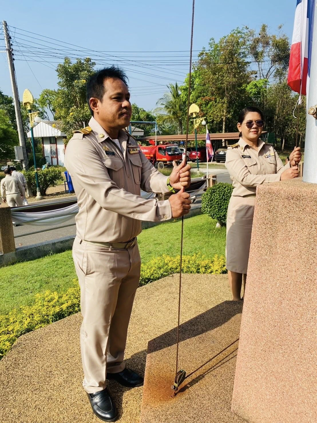 เทศบาลตำบลไทรโยง-ไชยวาล นำโดย นายสุรัน จันทร์สง่า นายกเทศมนตรีตำบลไทรโยง-ไชยวาล พร้อมด้วยคณะผู้บริหาร สมาชิกสภาเทศบาล ข้าราชการ พนักงานเทศบาล และคณะกรรมการชุมชน ตั้งแถวเคารพธงชาติไทย ณ บริเวณหน้าเสาธง สำนักงานเทศบาลตำบลไทรโยง-ไชยวาล เพื่อแสดงความจงรักภักดีต่อสถาบันหลัก (ชาติ ศาสนา พระมหากษัตริย์) ปลูกจิตสำนึกในการมีระเบียบวินัย และเตรียมความพร้อมก่อนปฏิบัติราชการ