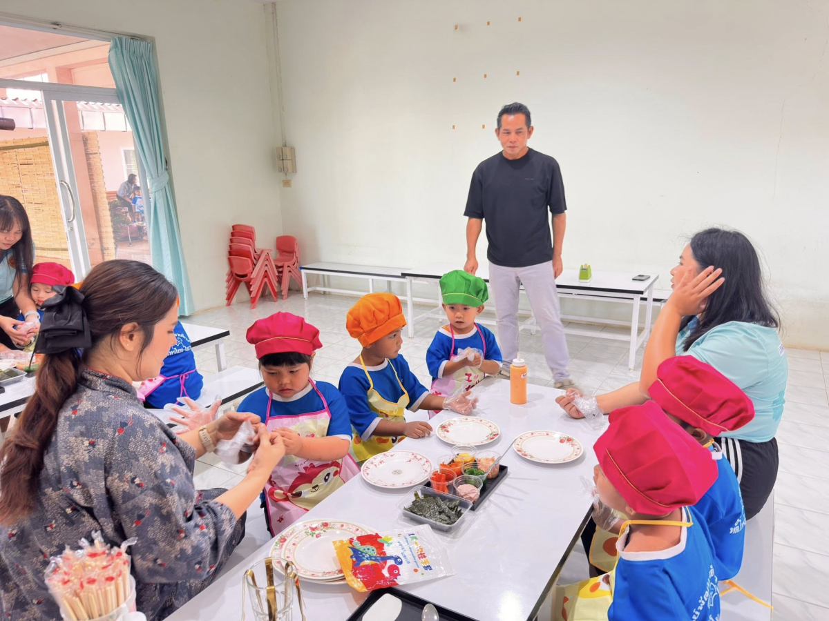 นายสุรัน จันทร์สง่า นายกเทศมนตรีตำบลไทรโยง-ไชยวาล พร้อมด้วยรองนายกเทศมนตรีฯ ปลัดเทศบาล รองปลัดเทศบาล หัวหน้าส่วนราชการ เข้าร่วมในกิจกรรมโครงการส่งเสริมพัฒนาการเด็กปฐมวัย ด้วยทักษะสมอง EF (Executive Functions) ของเด็กนักเรียนศูนย์พัฒนาเด็กเล็กเทศบาลตำบลไทรโยง-ไชยวาล เพื่อพัฒนาทักษะทางสมอง EF ของเด็กปฐมวัย ผ่านกิจกรรมที่สนุกสนาน เหมาะสมกับพัฒนาการและสามารถนำไปประยุกต์ใช้ในชีวิตประจำวันได้ ซึ่งมีการแบ่งกิจกรรมต่างๆ สำหรับให้เด็กๆได้ฝึกและเรียนรู้ ตามฐาน