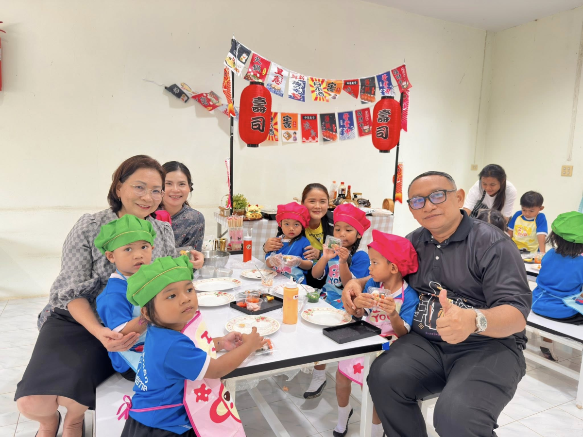 นายสุรัน จันทร์สง่า นายกเทศมนตรีตำบลไทรโยง-ไชยวาล พร้อมด้วยรองนายกเทศมนตรีฯ ปลัดเทศบาล รองปลัดเทศบาล หัวหน้าส่วนราชการ เข้าร่วมในกิจกรรมโครงการส่งเสริมพัฒนาการเด็กปฐมวัย ด้วยทักษะสมอง EF (Executive Functions) ของเด็กนักเรียนศูนย์พัฒนาเด็กเล็กเทศบาลตำบลไทรโยง-ไชยวาล เพื่อพัฒนาทักษะทางสมอง EF ของเด็กปฐมวัย ผ่านกิจกรรมที่สนุกสนาน เหมาะสมกับพัฒนาการและสามารถนำไปประยุกต์ใช้ในชีวิตประจำวันได้ ซึ่งมีการแบ่งกิจกรรมต่างๆ สำหรับให้เด็กๆได้ฝึกและเรียนรู้ ตามฐาน